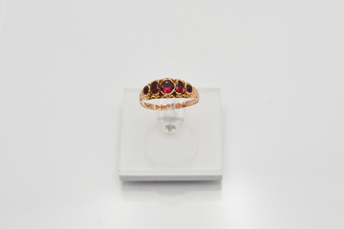Antique Victorian gold ring with garnets, Great Britain, circa 1915. 8