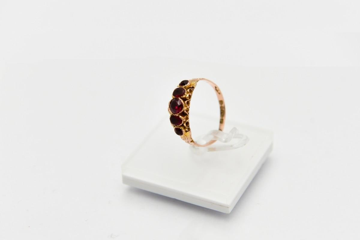 Antique Victorian gold ring with garnets, Great Britain, circa 1915. 4