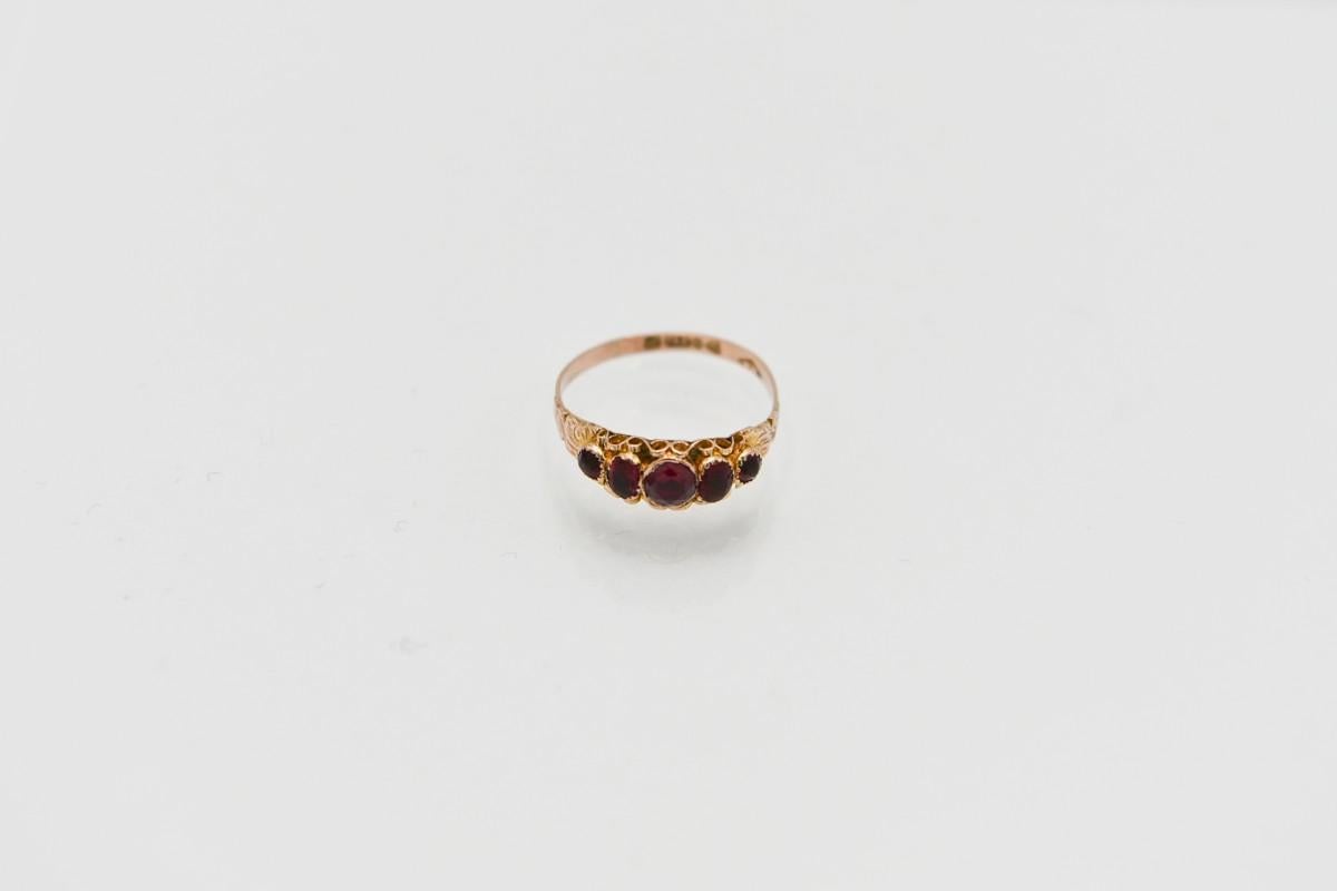Antique Victorian gold ring with garnets, Great Britain, circa 1915. 6
