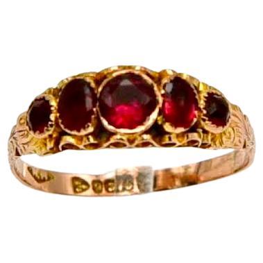 Antiker 0,375 Goldring aus Großbritannien (geprägt mit der Stadt Chester und dem Buchstaben P, der das Herstellungsjahr 1915 angibt), verziert mit fünf roten Granaten.

Guter Zustand / Schiene verbogen / Steine haben Abschürfungen

Herkunft: