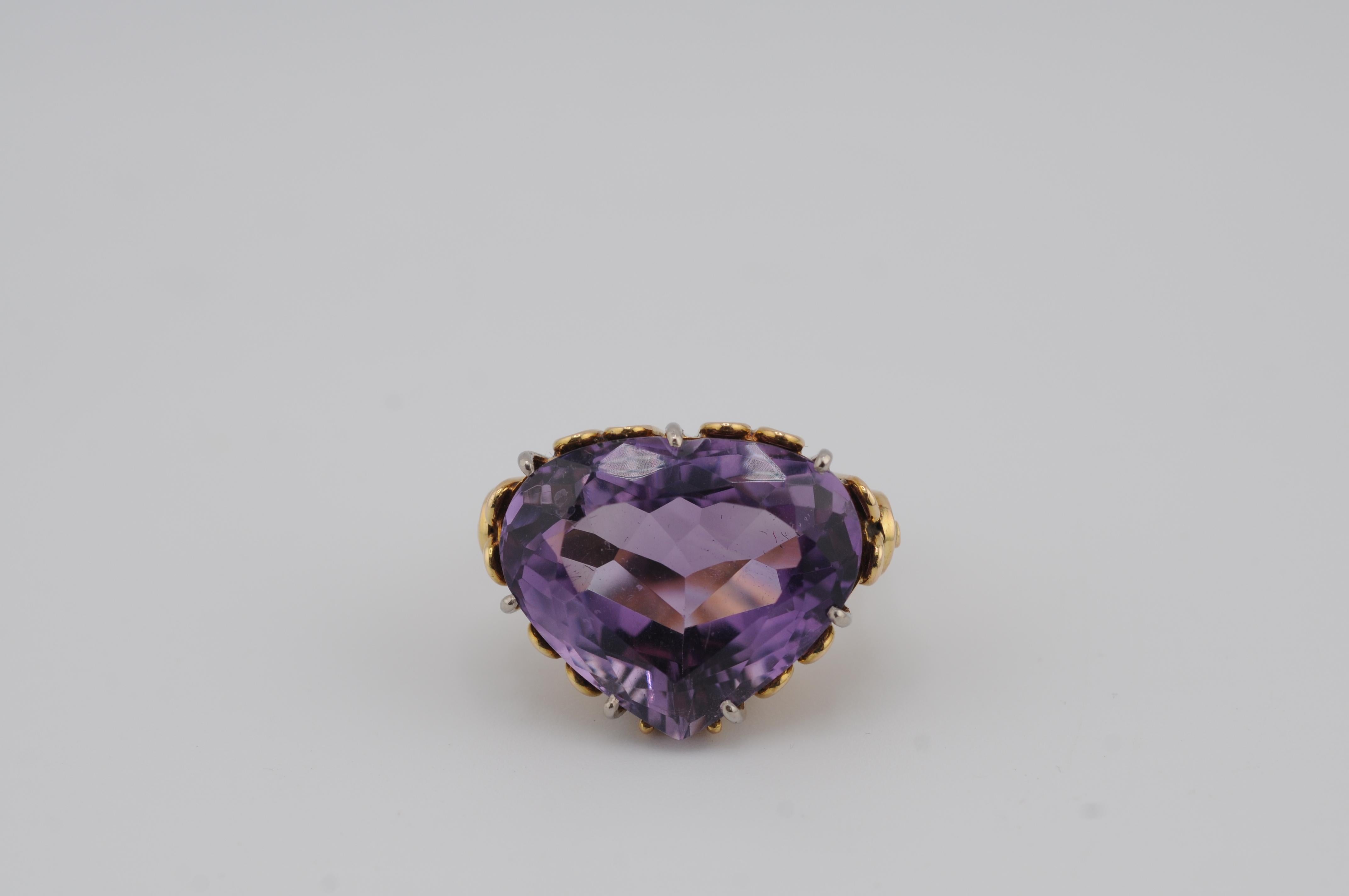 Mouvement esthétique Bague en or avec améthyste brésilienne taillée en cœur, environ 20ct en vente