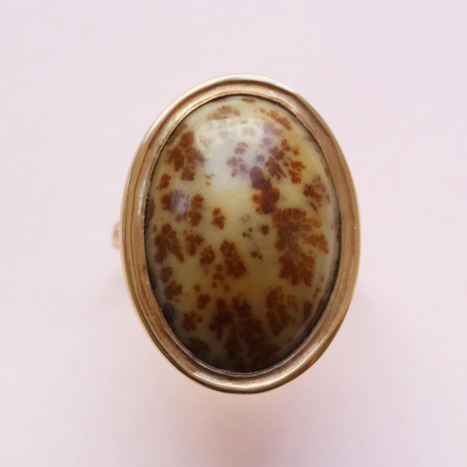 A gold ring set with an oval cabochon cut mottled Jasper - going into moss agate - 18th century, England.

ring size: 17 mm. / 6.5 US
weight: 12.58 gram.
dimensions: 1 - 25 mm.