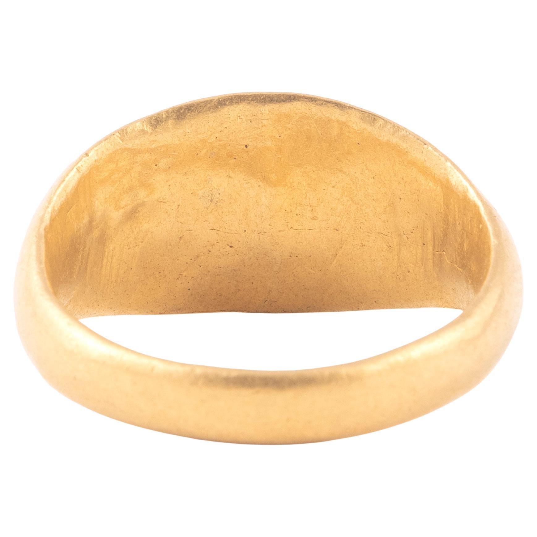 Anello d'oro merovingio con castone ovale che racchiude un grande granato rosso cabochon.
I Merovingi, che prendono il nome da Clodio, il leggendario capostipite della famiglia, furono la prima dinastia dei Franchi. Le leggende presentano i re