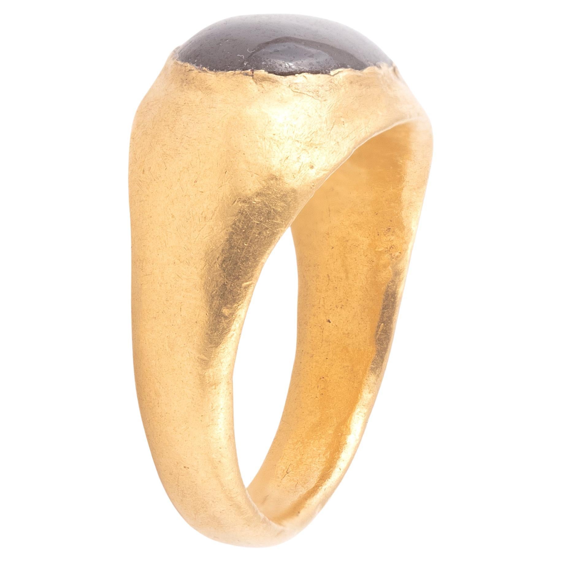 Cabochon Anello in oro con grande granato ovale cabochon Merovingio del IV-VI secolo in vendita