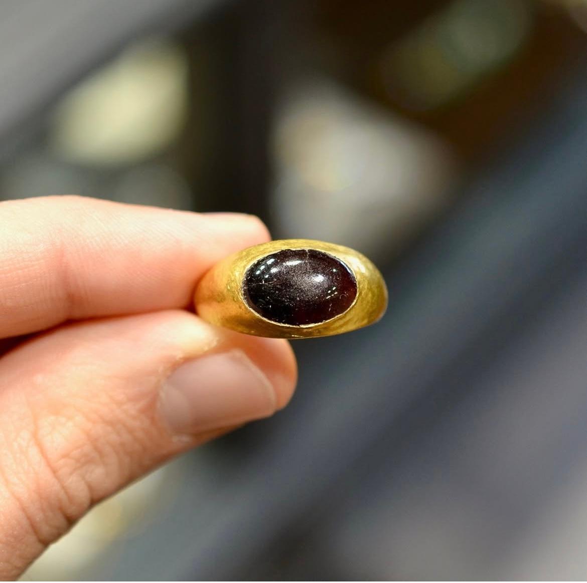 da uomo o donna Anello in oro con grande granato ovale cabochon Merovingio del IV-VI secolo in vendita