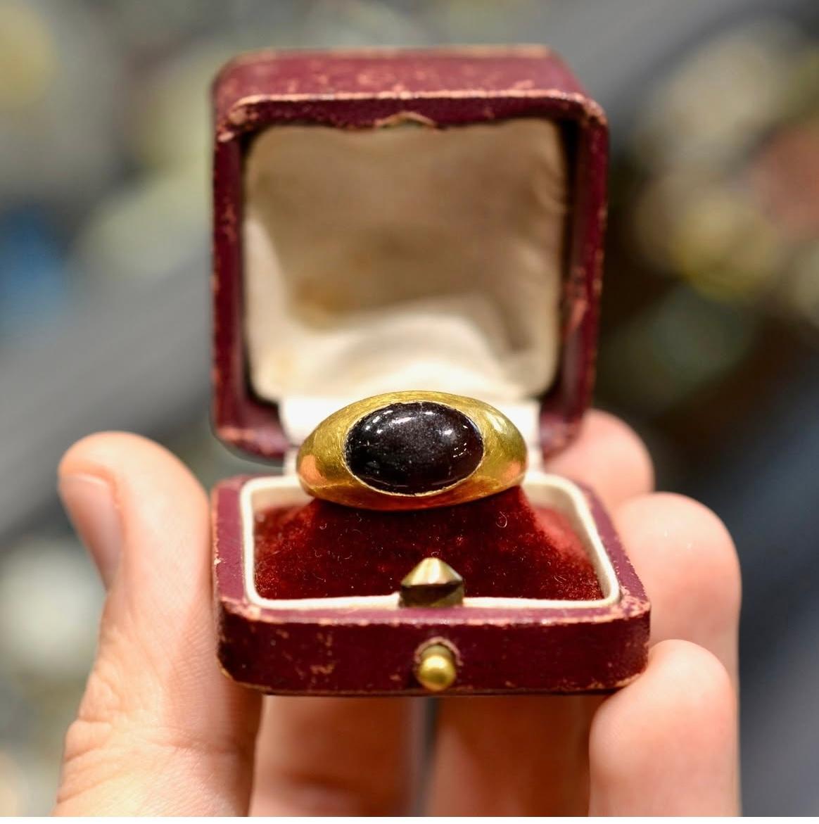 Anello in oro con grande granato ovale cabochon Merovingio del IV-VI secolo in vendita 1