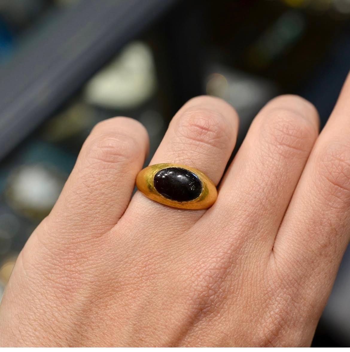 Anello in oro con grande granato ovale cabochon Merovingio del IV-VI secolo in vendita 2