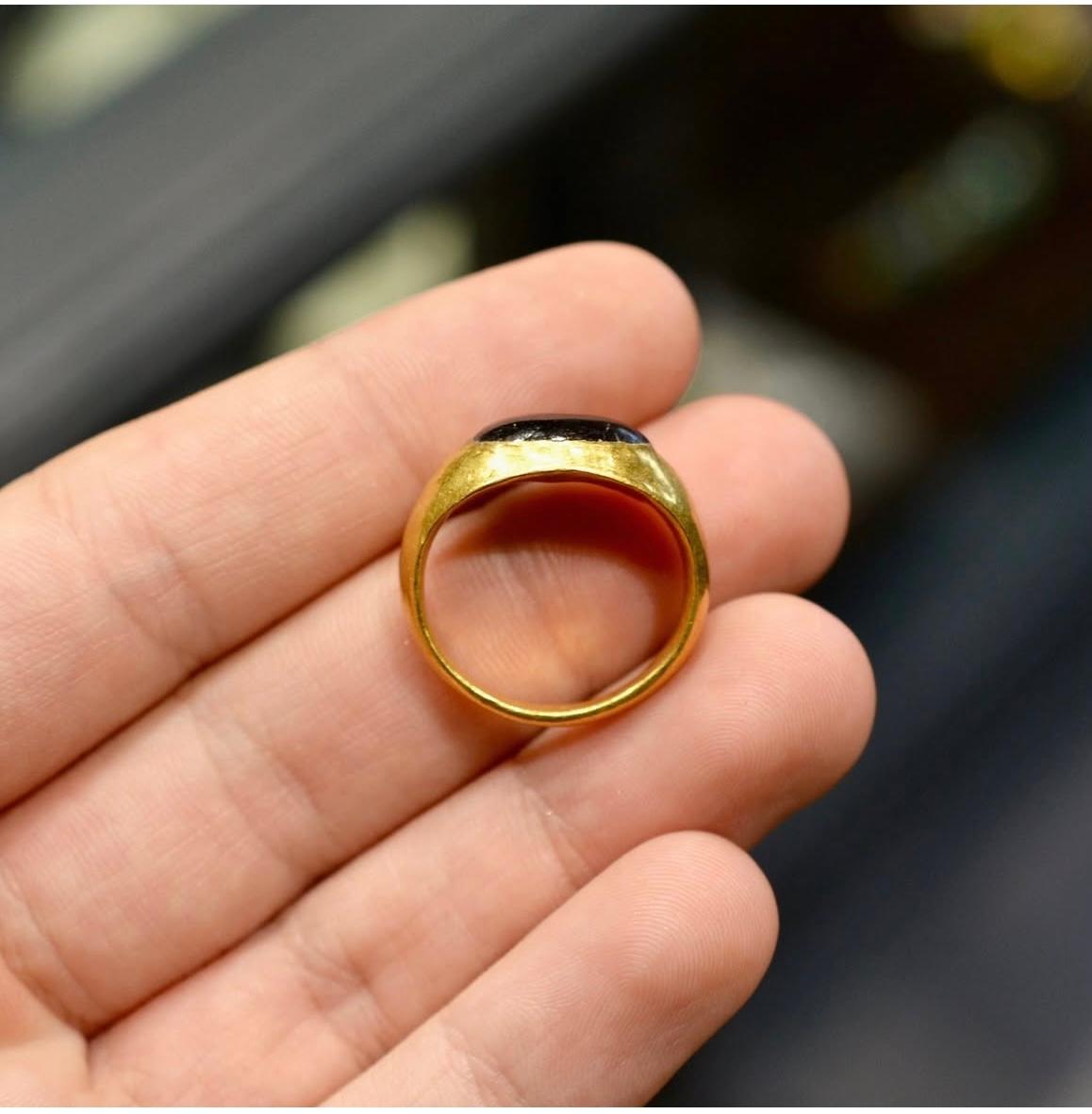 Anello in oro con grande granato ovale cabochon Merovingio del IV-VI secolo in vendita 3