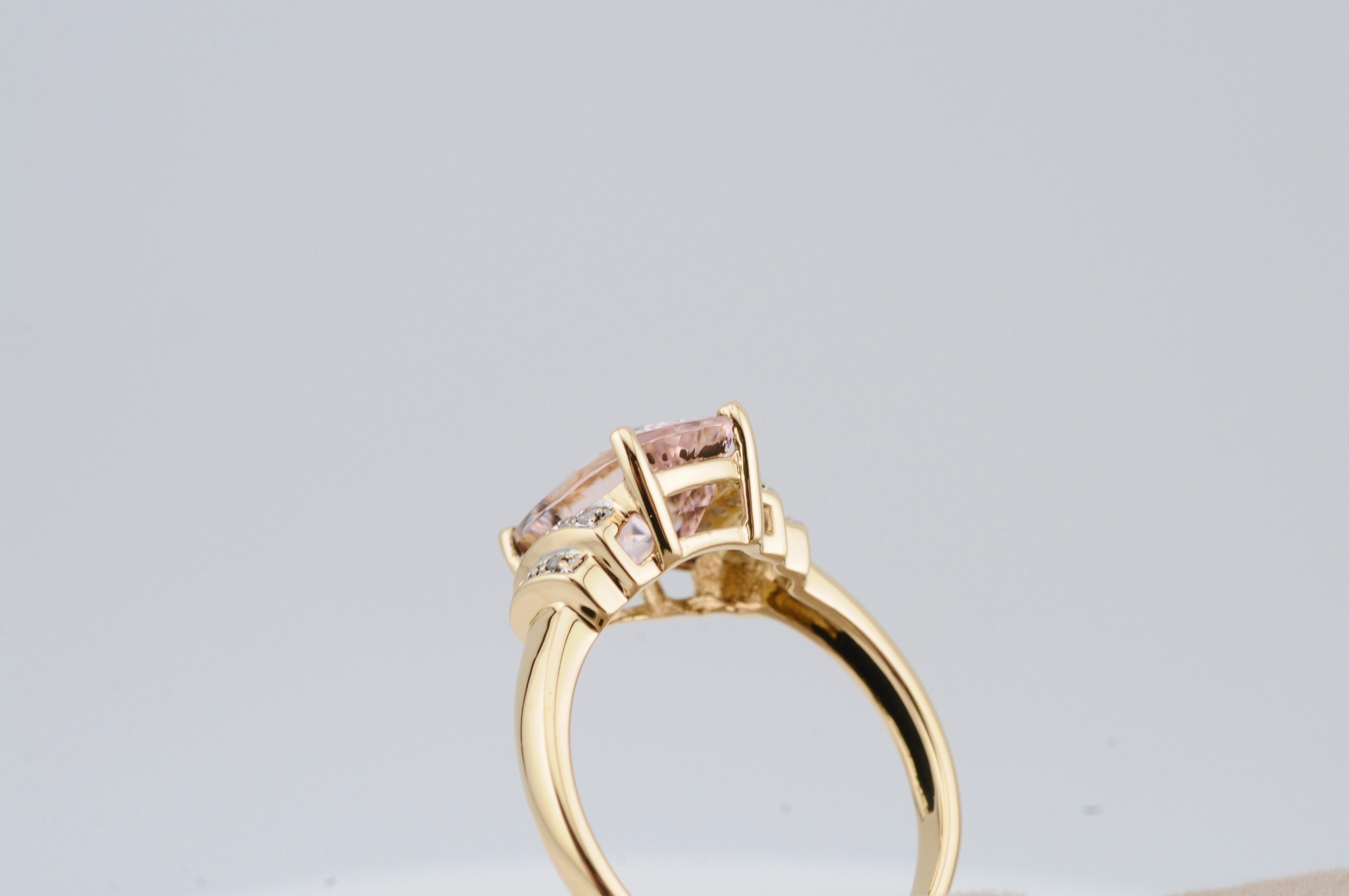 Anillo de oro amarillo de 14 quilates engastado con una morganita natural talla cojín de aprox. 7 quilates de color suave y se complementa con pequeños diamantes naturales.

- Tamaño del anillo: 60 (EU)

- Peso: 3,9 g


Se incluye un informe sobre