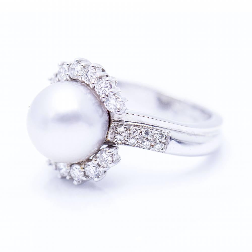 Gold Ring with natural Pearl and Diamonds In New Condition For Sale In Barcelona, CT