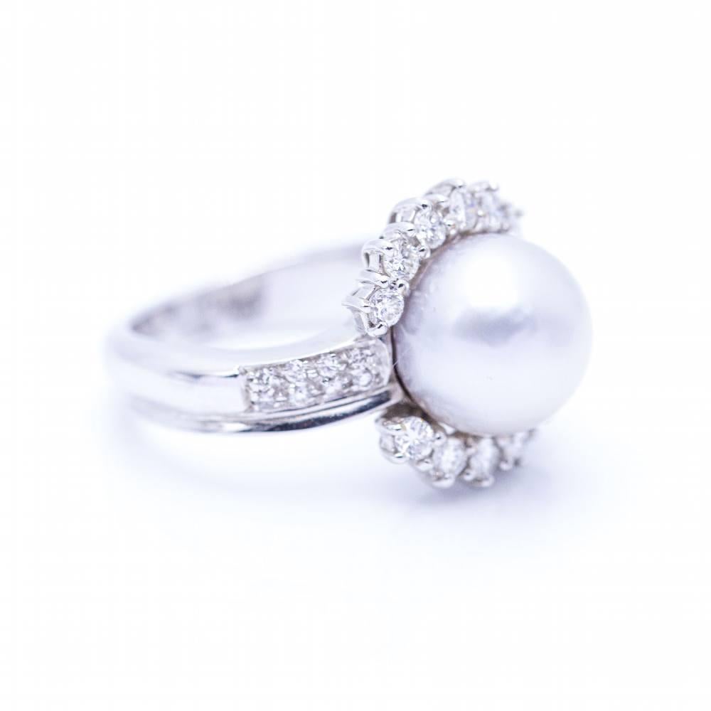 Women's Gold Ring with natural Pearl and Diamonds For Sale