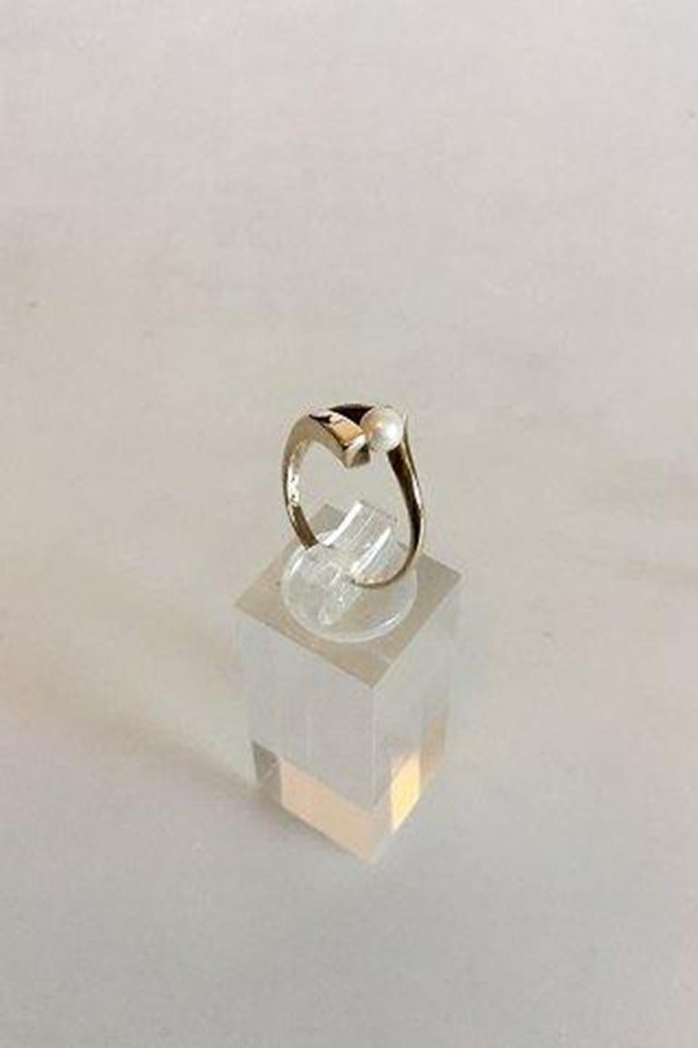 Gold ring with pearl in 14K ring size 54 / US 7 1/4. Weighs 2.44 g / 0.085 oz. Vaguely stamped.

The item is not physically in the store.

         