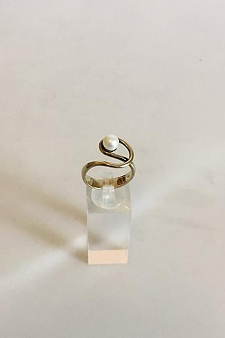 Gold ring with Pearl in 9K gold. Ring Size 61 / US 9 1/2. Weighs 5.90 g / 0.21 oz.. Stamped 375 SMK