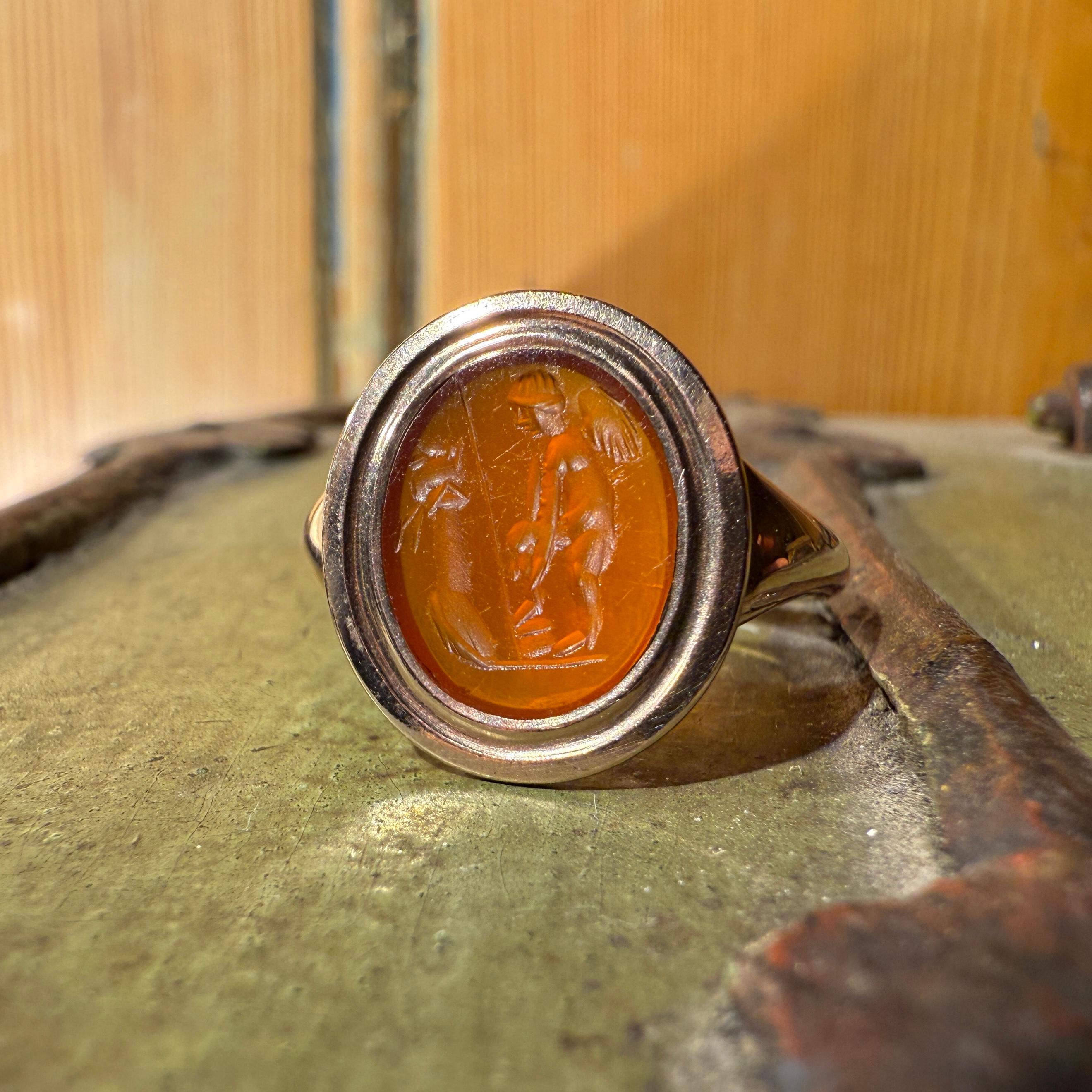 Anello in oro con incisione in corniola romana di Eros davanti a un altare. in vendita 6