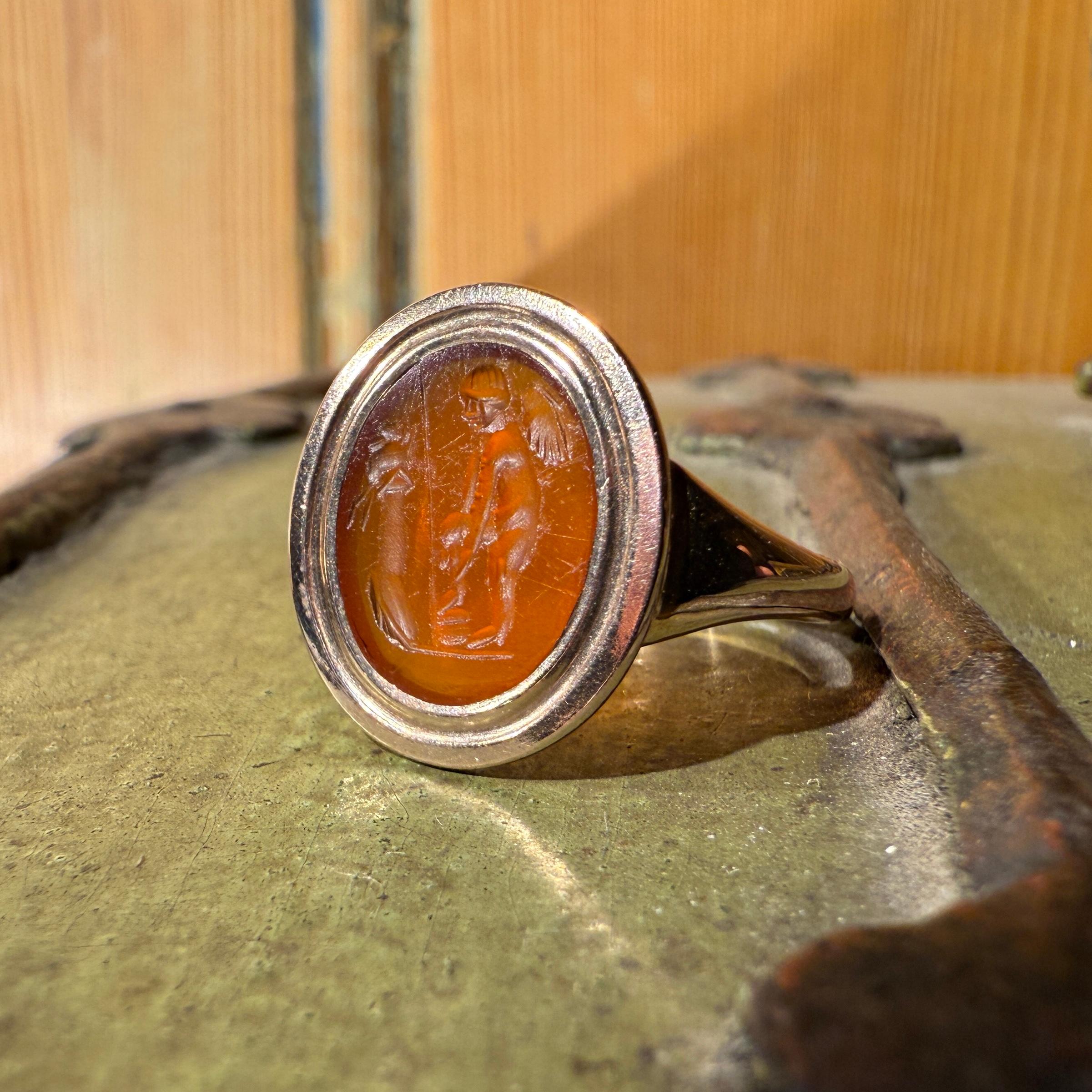 Anello in oro con incisione in corniola romana di Eros davanti a un altare. in vendita 7