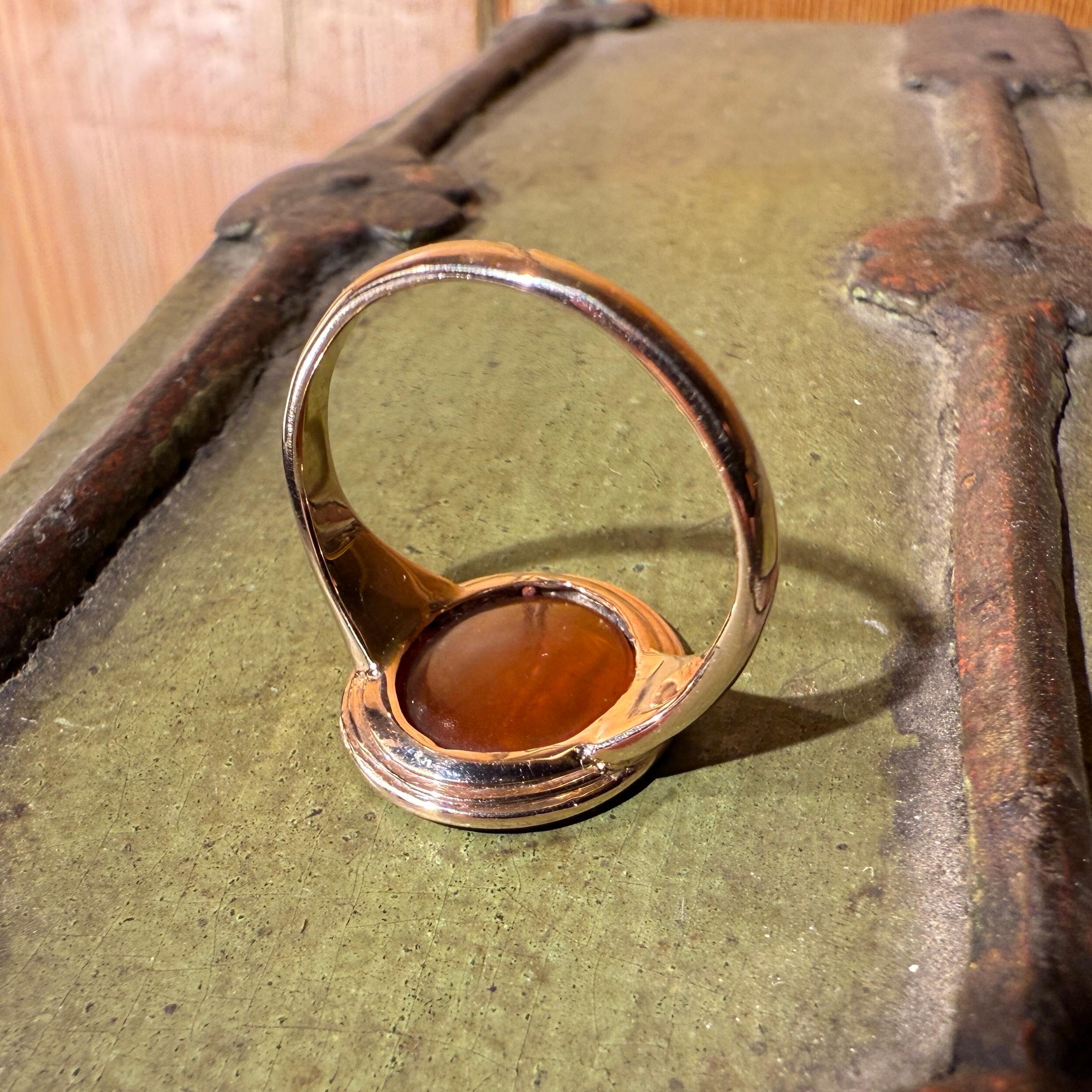 Anello in oro con incisione in corniola romana di Eros davanti a un altare. in vendita 8