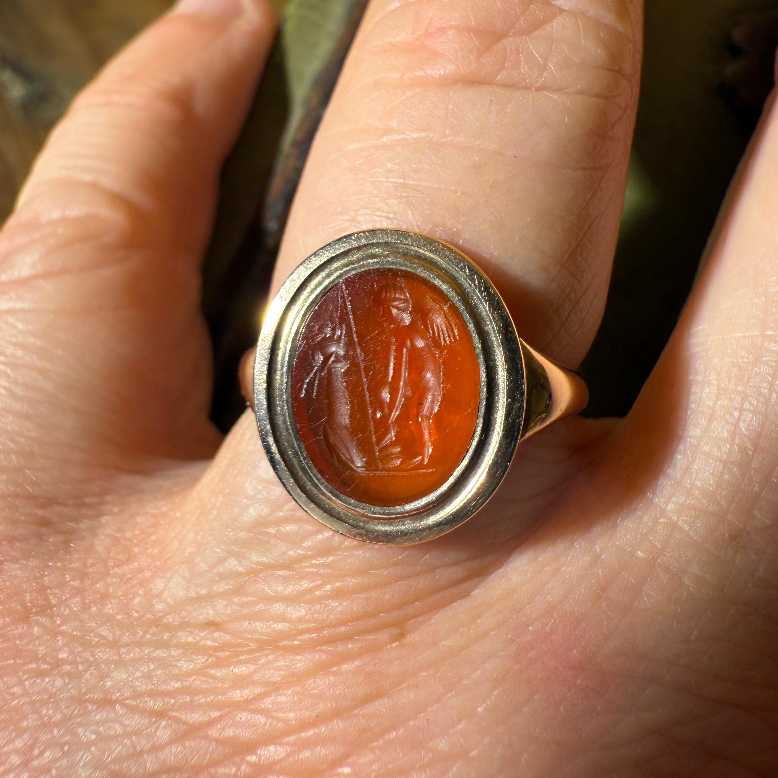 Anello in oro con incisione in corniola romana di Eros davanti a un altare. in vendita 9