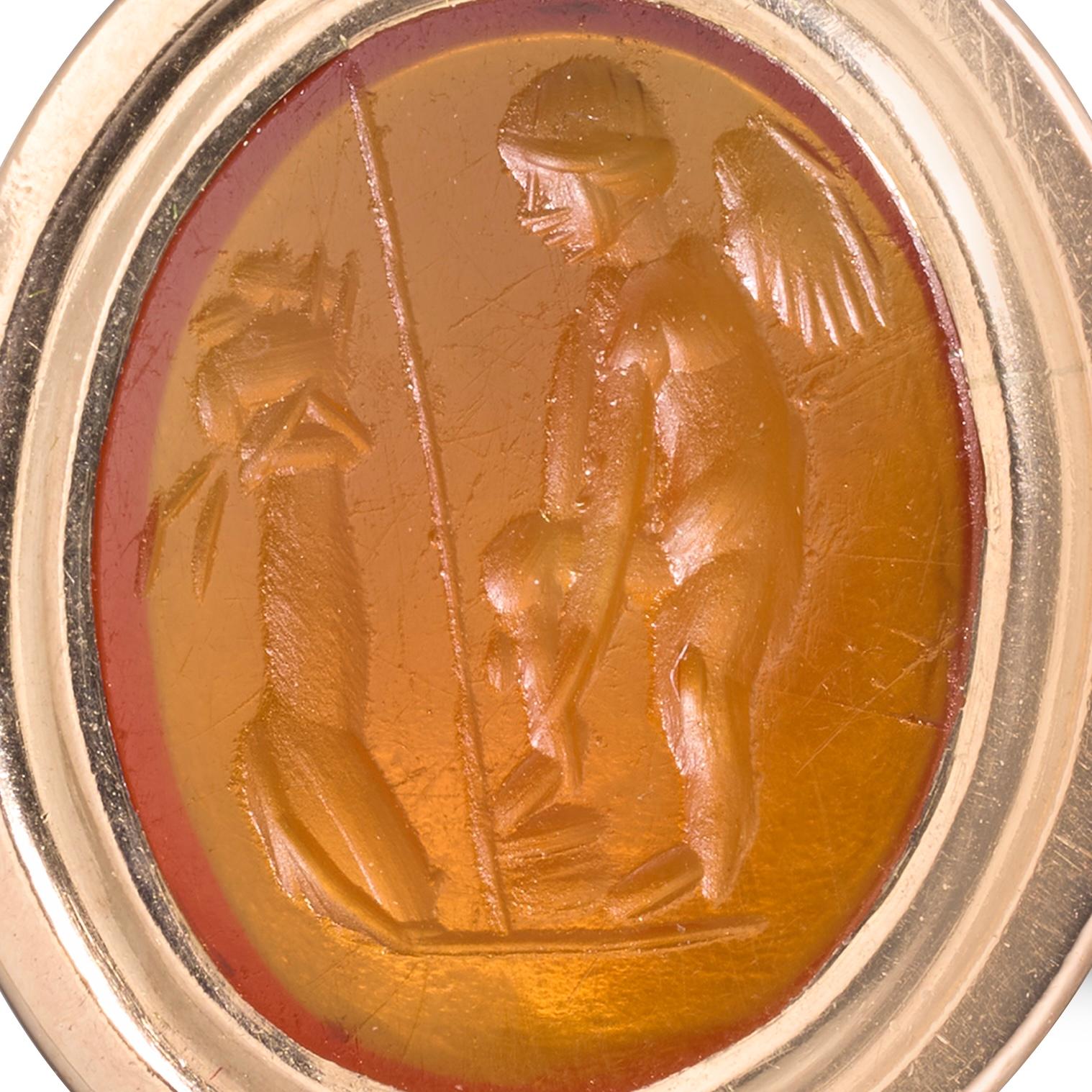 Anello d'oro con incastonata un'incisione di corniola romana raffigurante Eros davanti a un altare

Intaglio romano, I-II secolo ADS

Incastonatura georgiana in oro, inglese, fine XVIII secolo

Misure
- Lunetta: 1,6 × 1,4 cm
- Misura dell'anello: UK