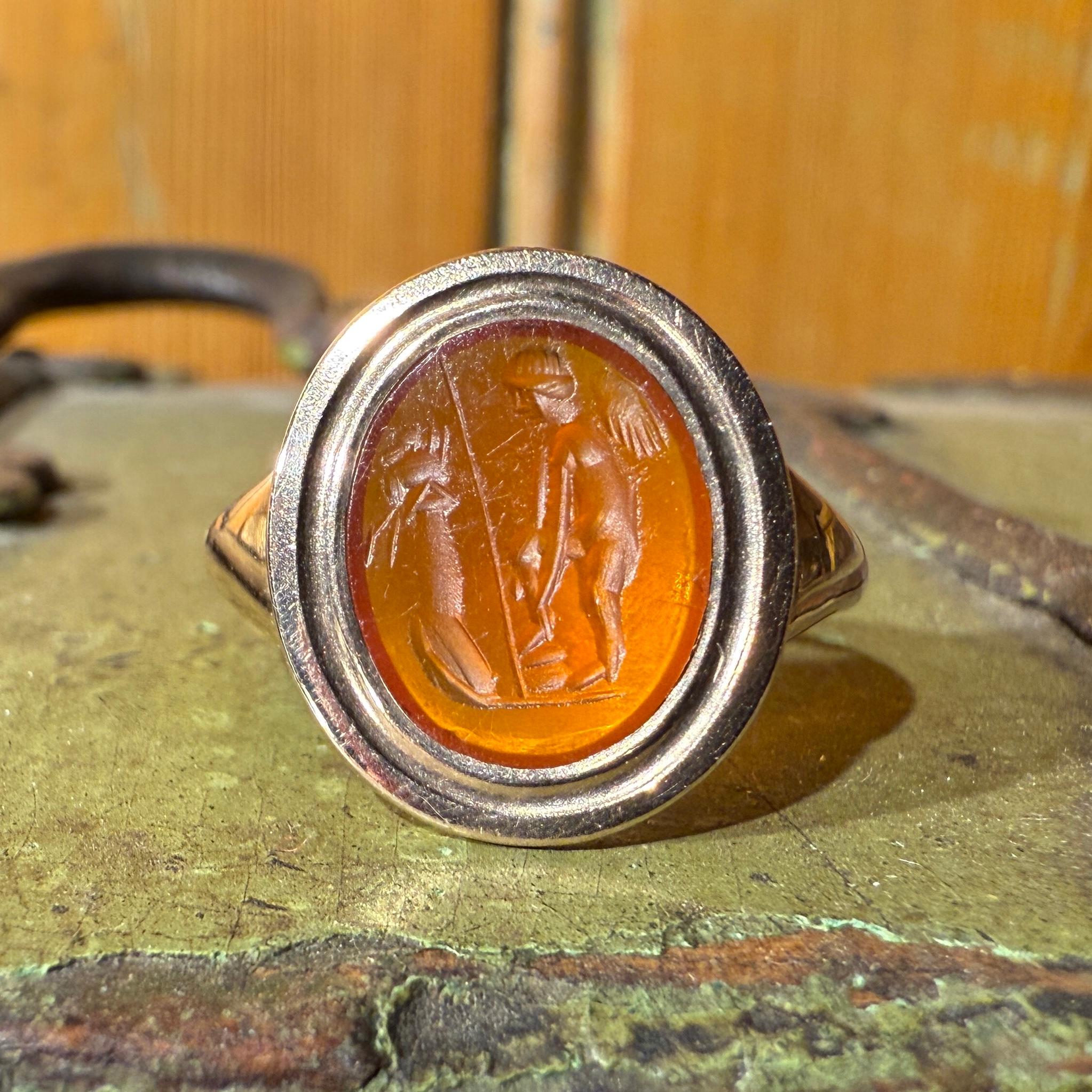 Anello in oro con incisione in corniola romana di Eros davanti a un altare. In condizioni buone in vendita a London, GB