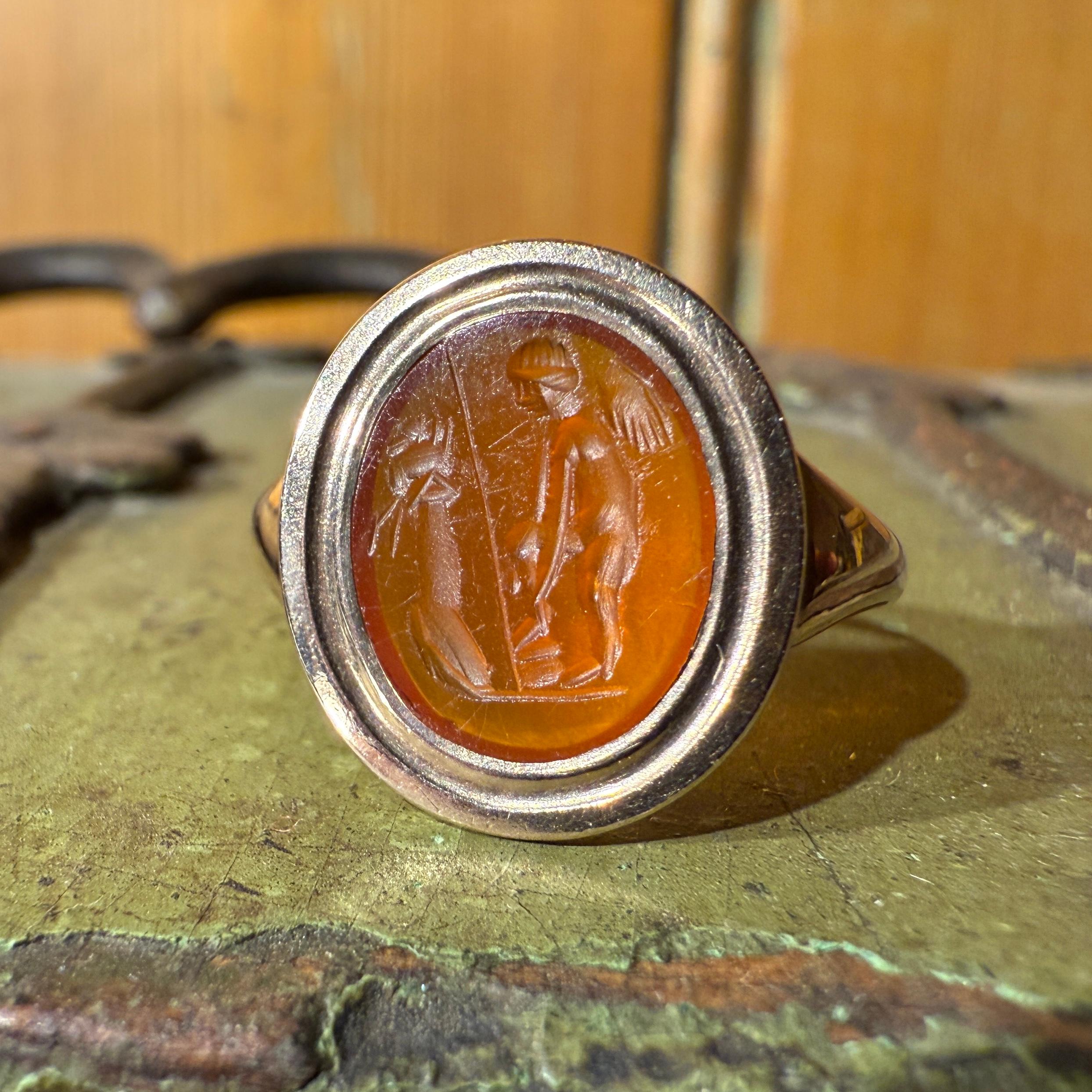 da uomo o donna Anello in oro con incisione in corniola romana di Eros davanti a un altare. in vendita