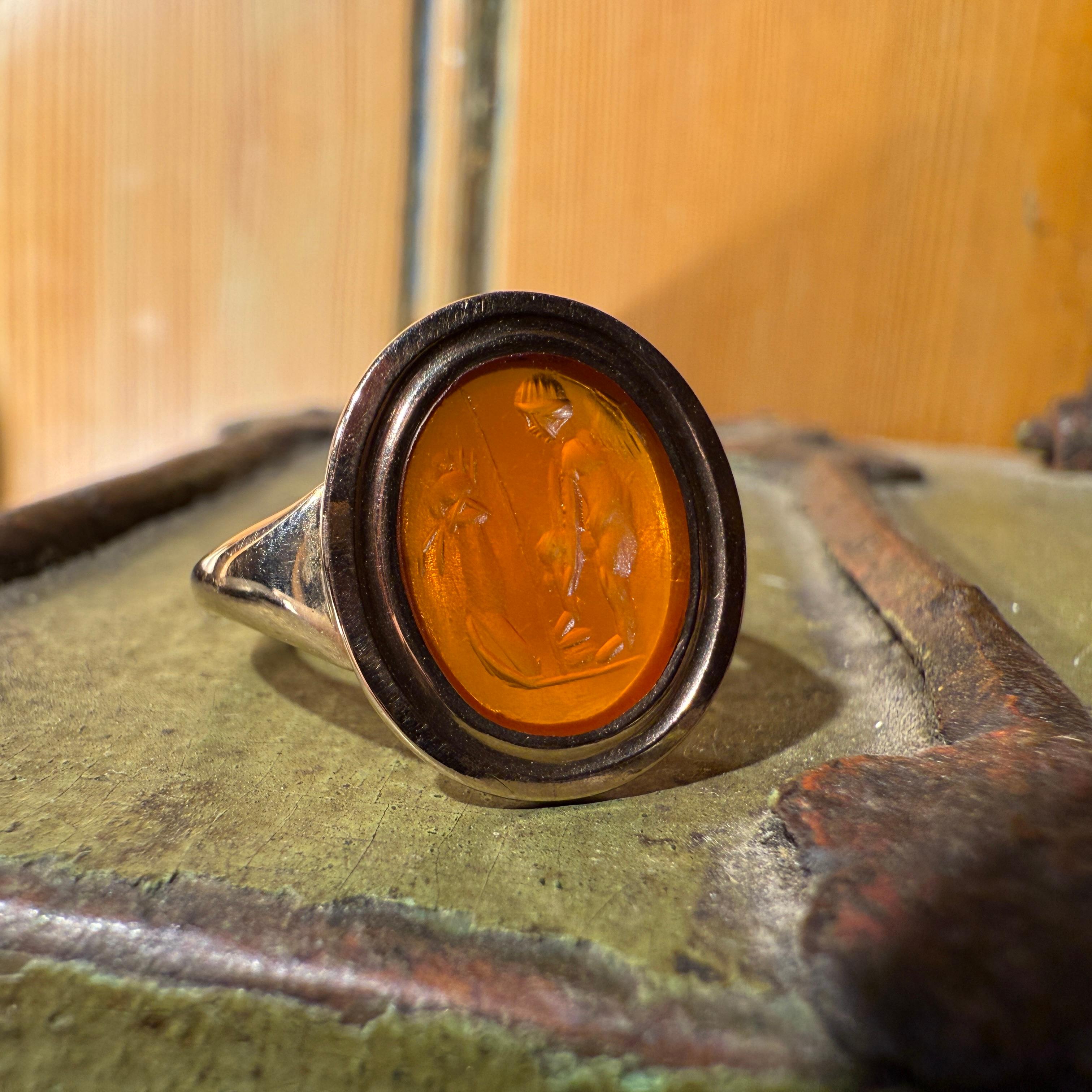Anello in oro con incisione in corniola romana di Eros davanti a un altare. in vendita 1