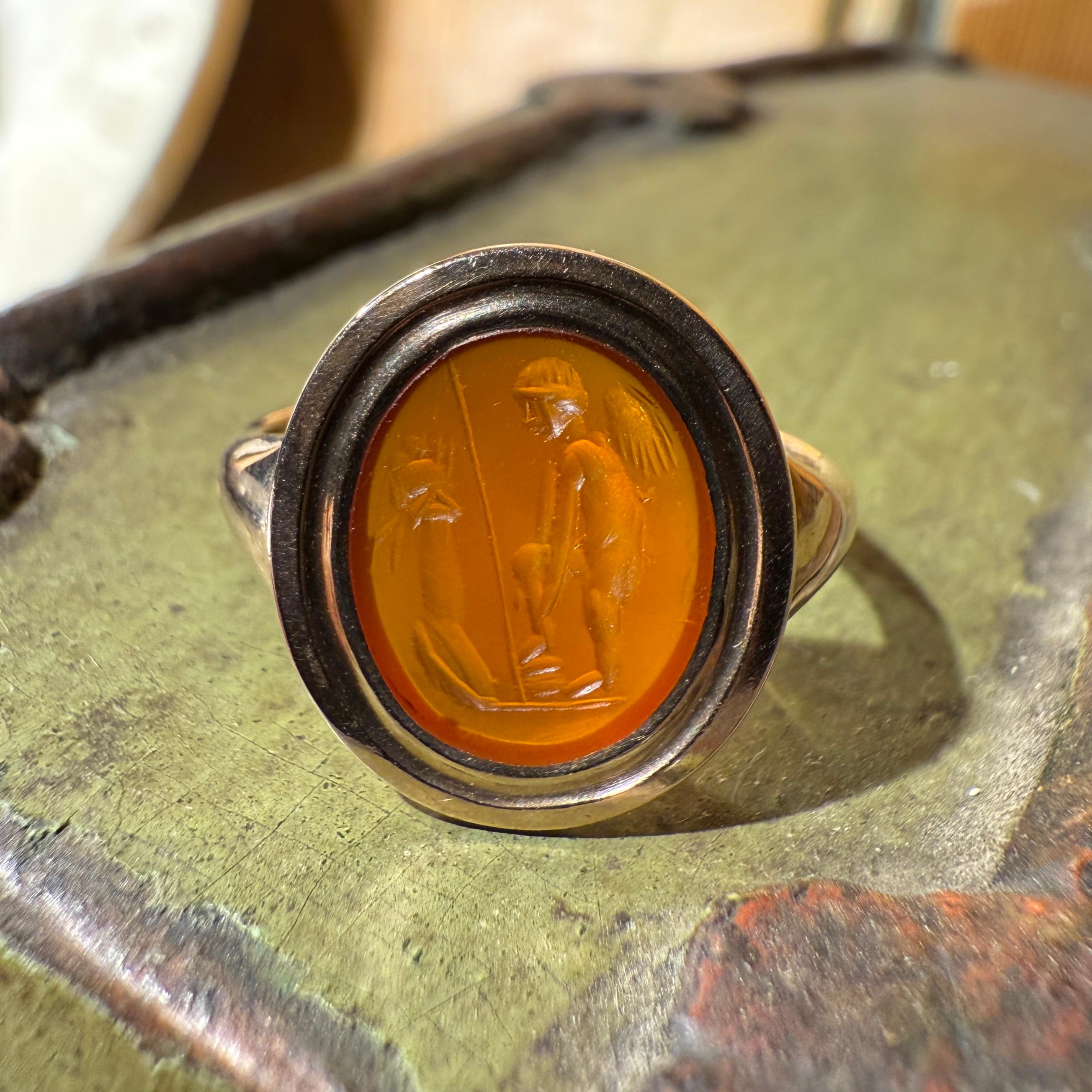 Anello in oro con incisione in corniola romana di Eros davanti a un altare. in vendita 2
