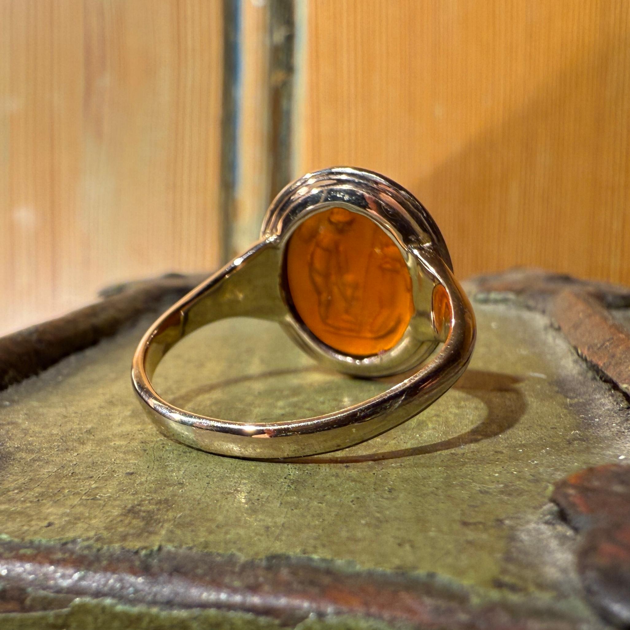 Anello in oro con incisione in corniola romana di Eros davanti a un altare. in vendita 4