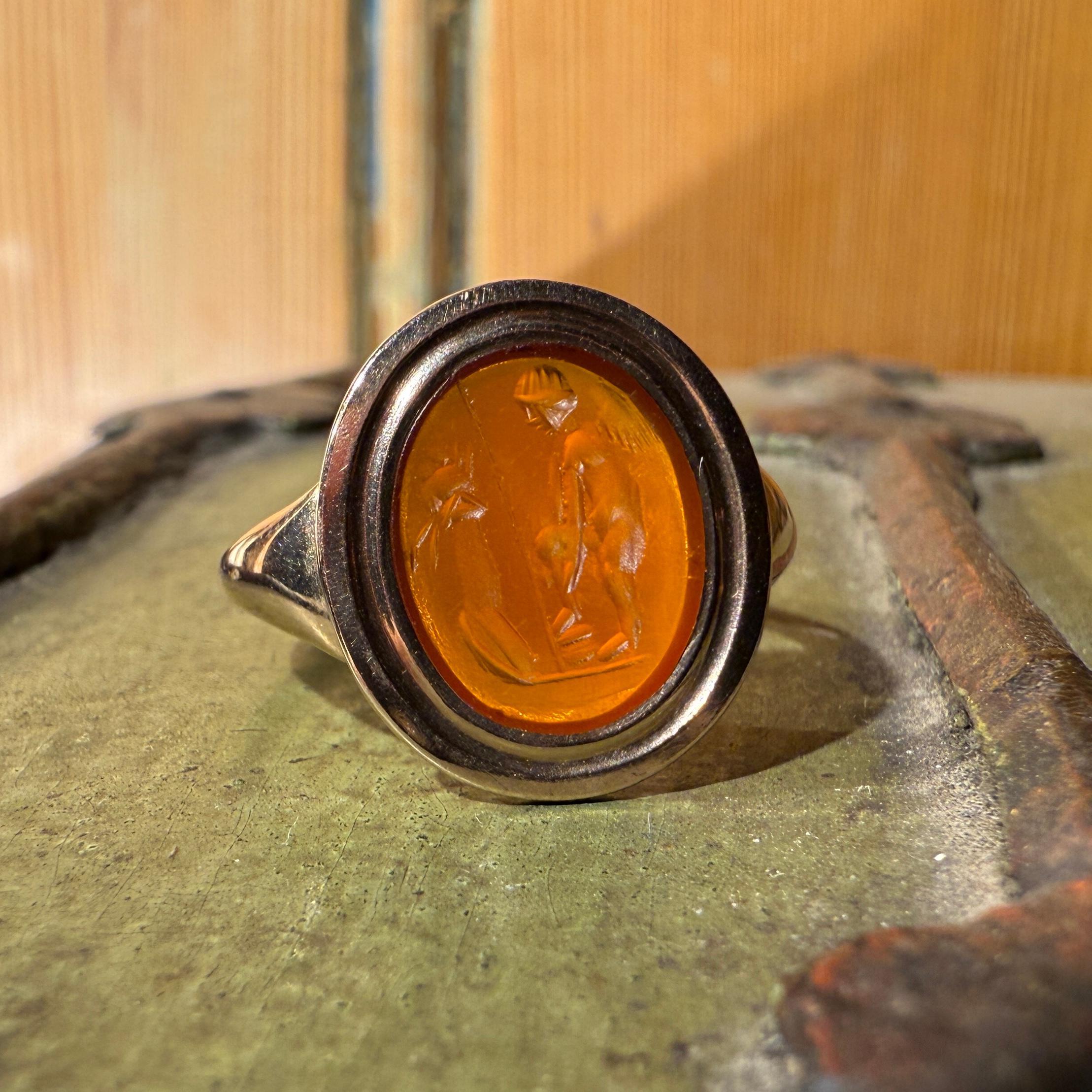 Anello in oro con incisione in corniola romana di Eros davanti a un altare. in vendita 5
