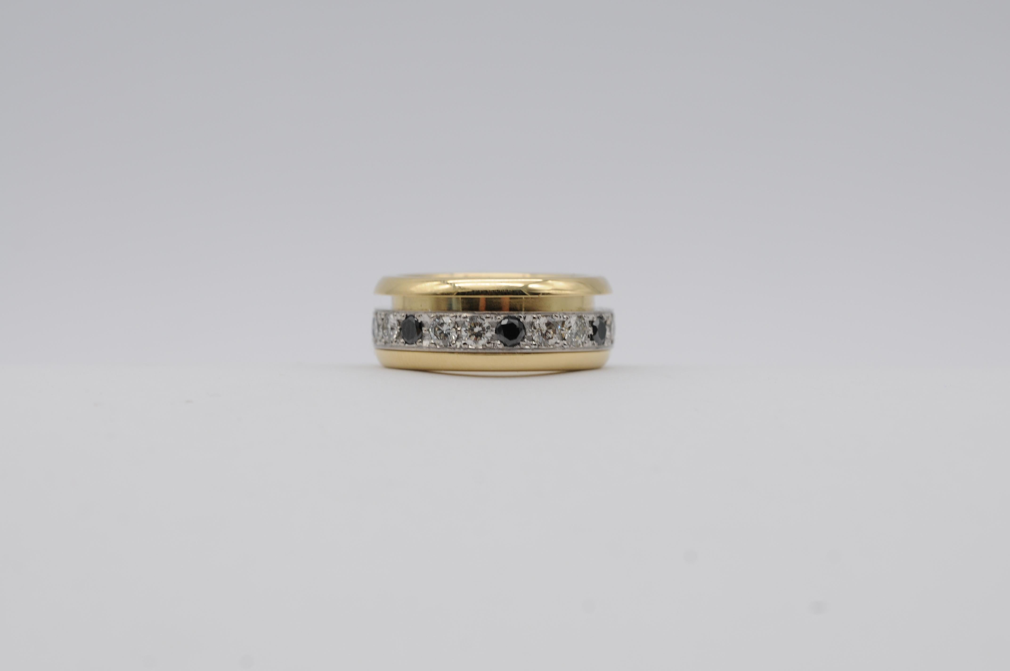 Gold Ring with Rotatable White Gold Band and Black & White Diamonds In Good Condition For Sale In Berlin, BE