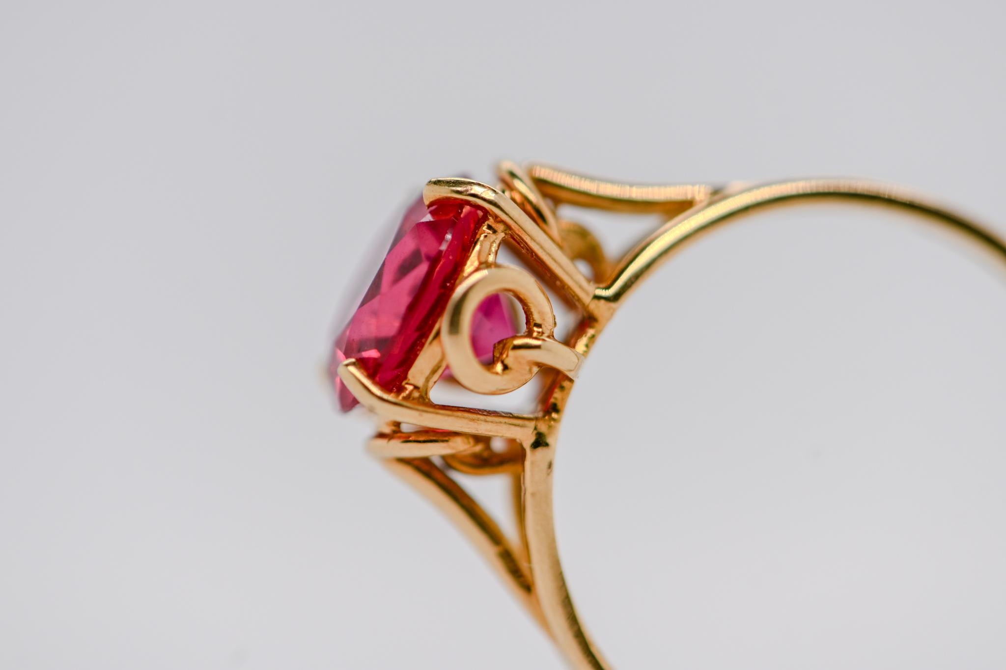 Gold Ring with Rubellite Solitaire In Excellent Condition For Sale In Vannes, FR