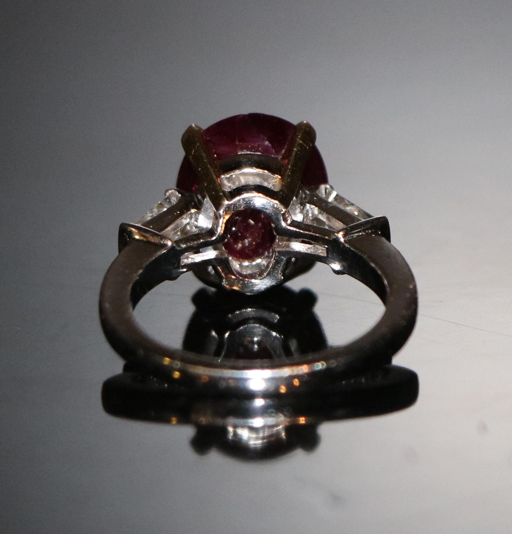 Gold ring with ruby and diamonds For Sale 4