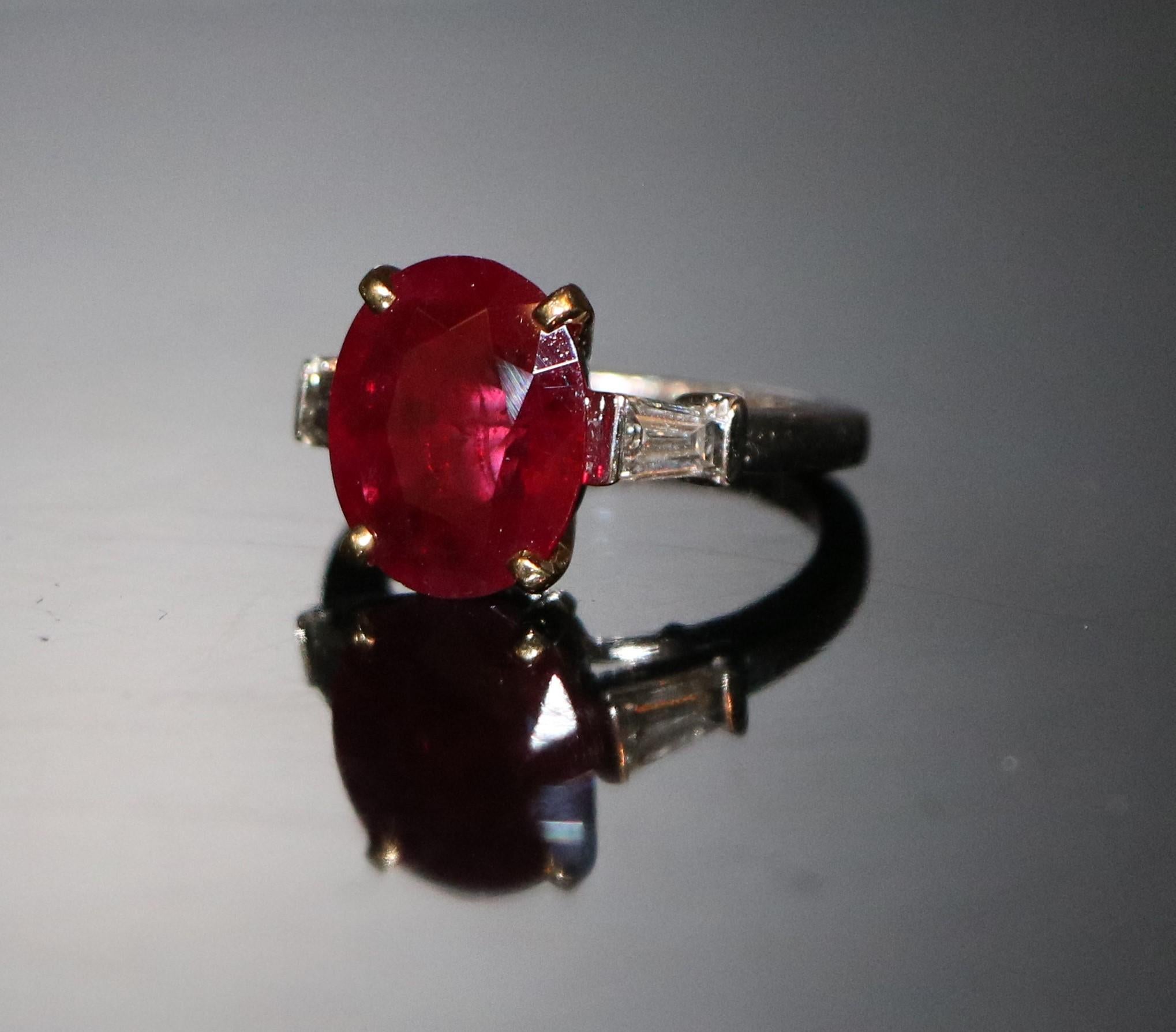 Gold ring with ruby and diamonds For Sale 5