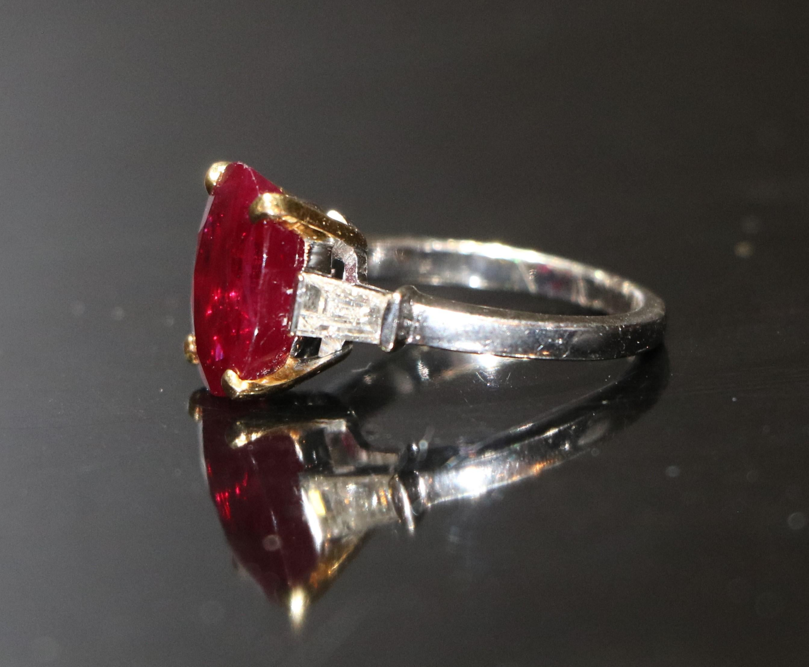 Gold ring with ruby and diamonds In New Condition For Sale In Tel Aviv - Jaffa, IL