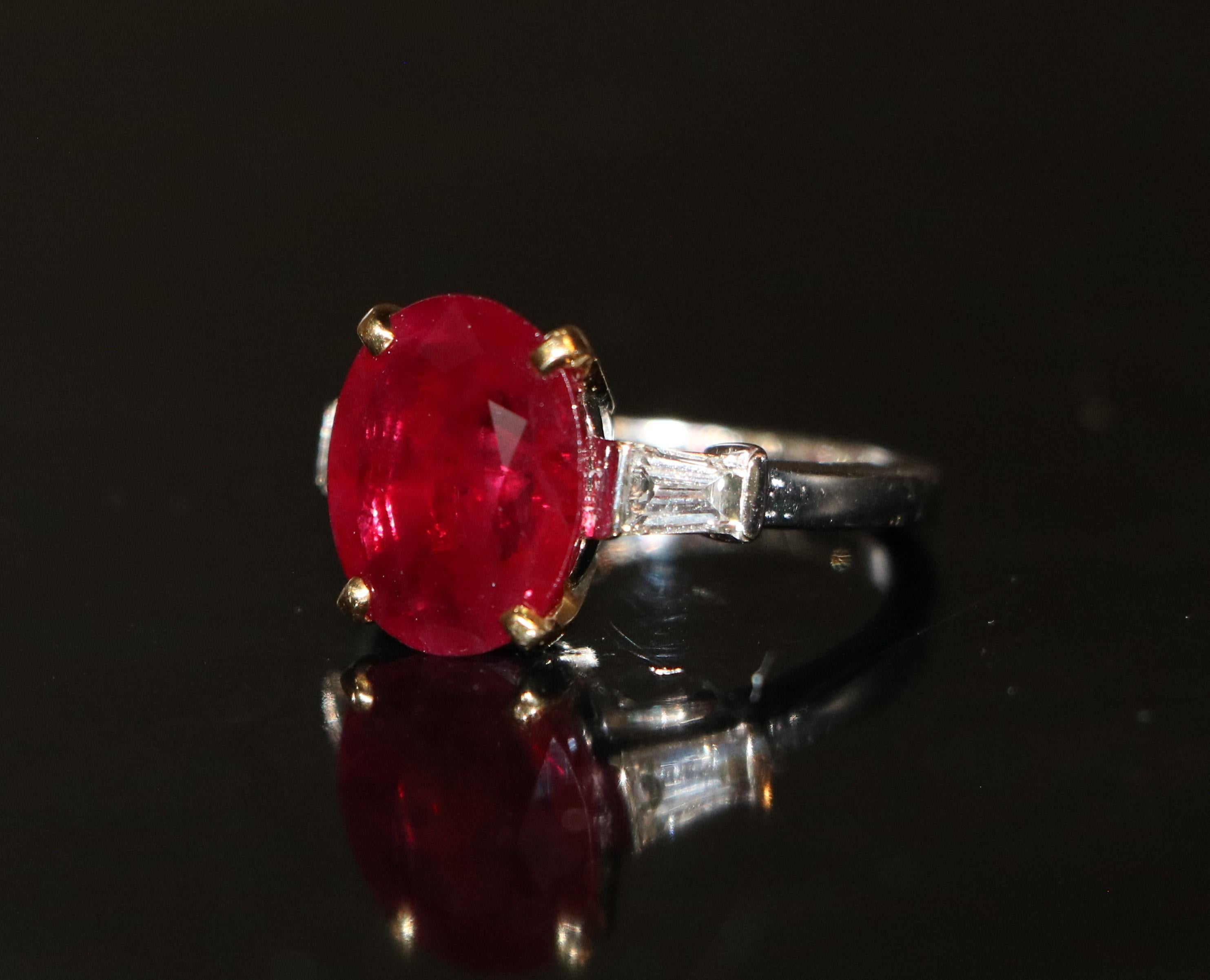 Gold ring with ruby and diamonds For Sale 1