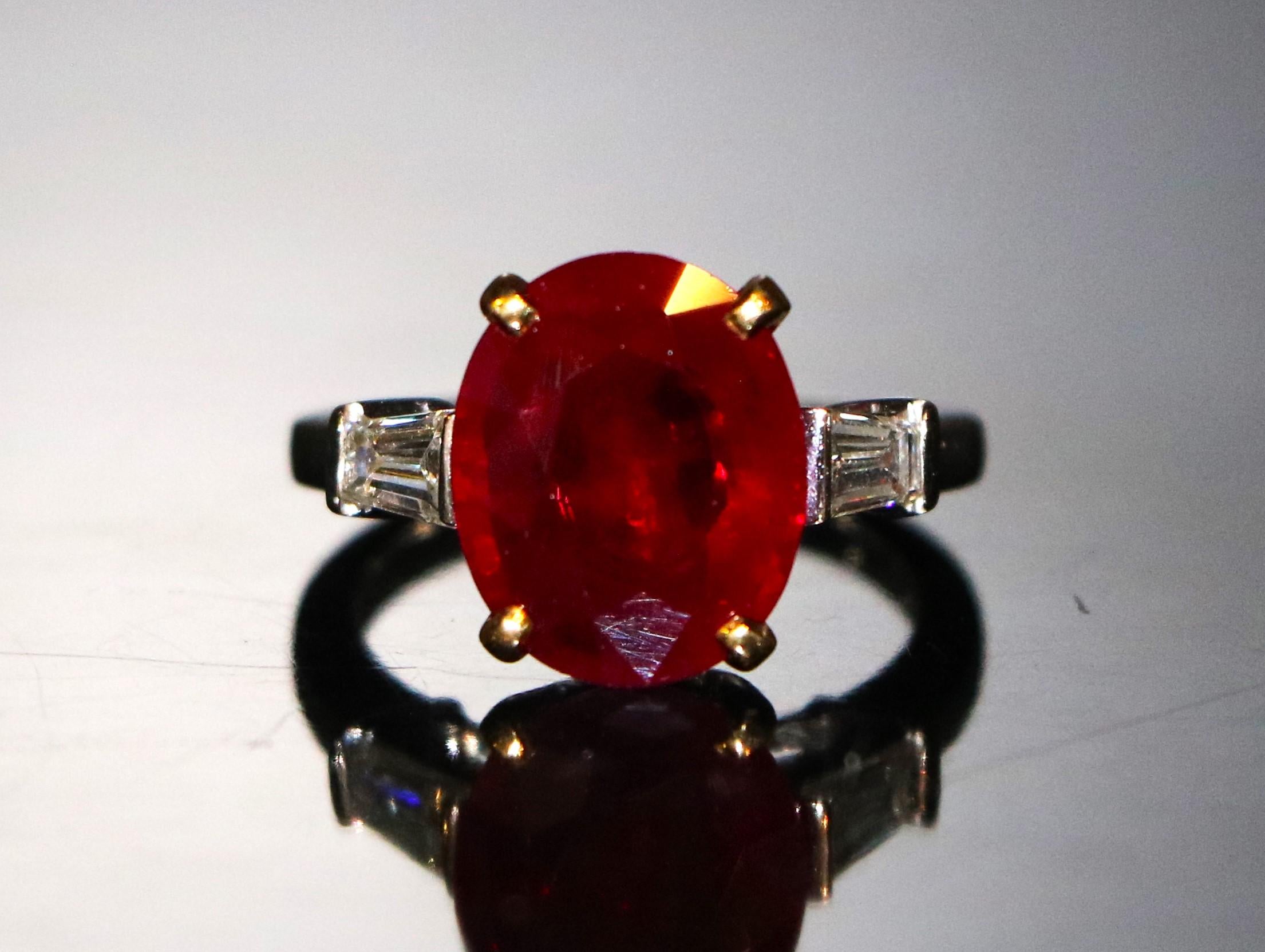 Gold ring with ruby and diamonds For Sale 2