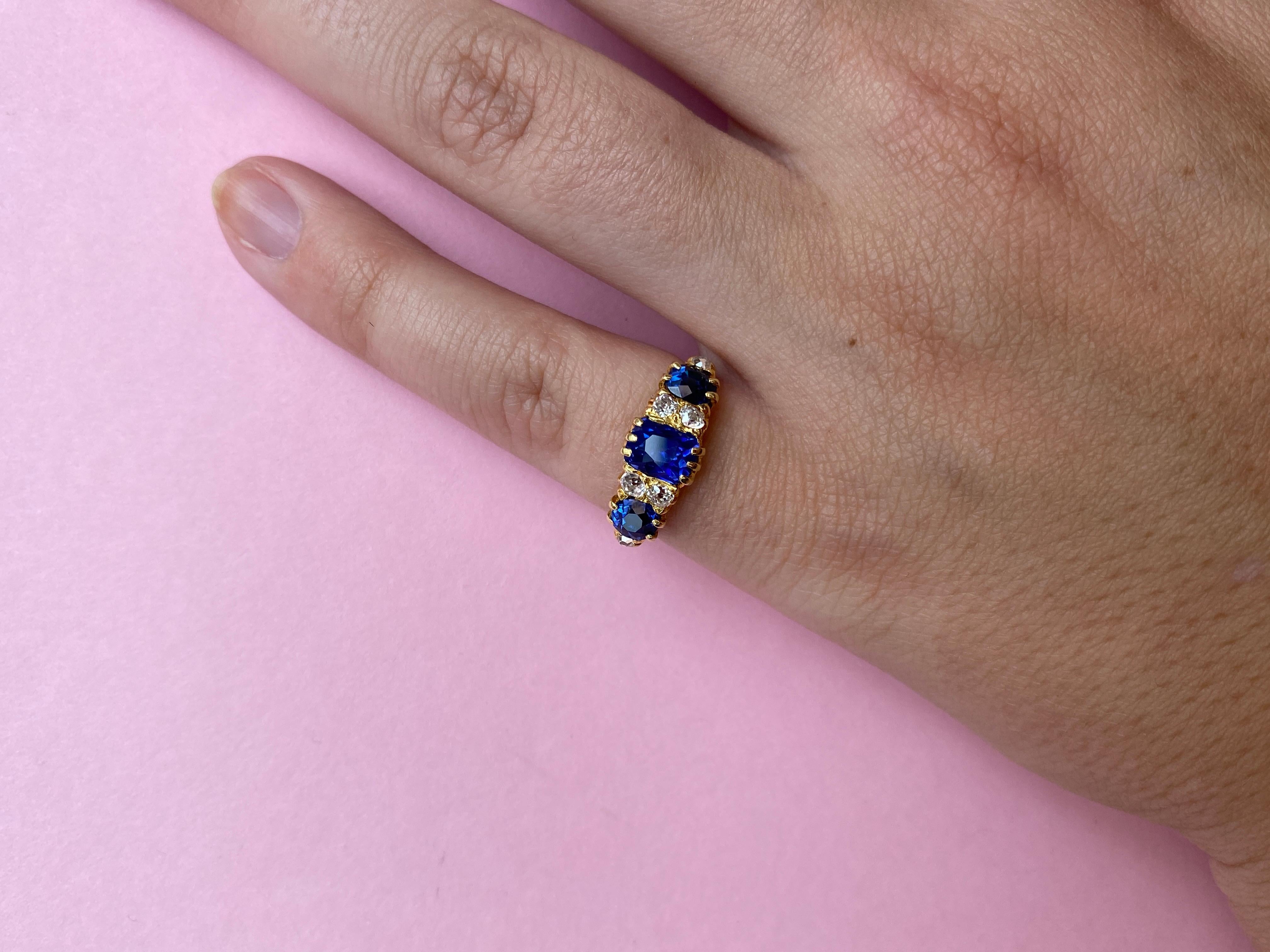 Women's or Men's Gold ring with sapphire and diamond For Sale