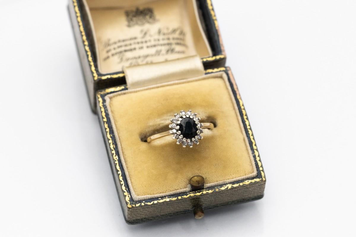 Taglio ovale Anello in oro con zaffiro e diamanti, Regno Unito, metà del XX secolo. in vendita