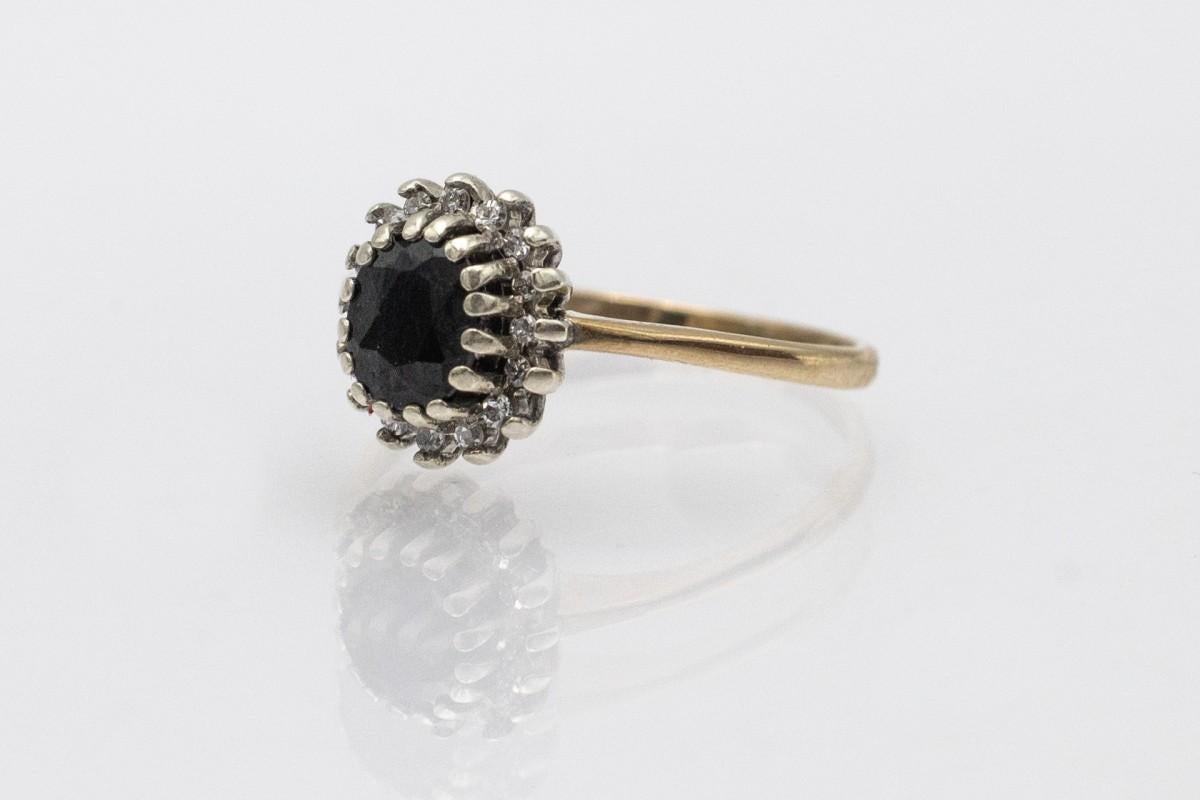 Anello in oro con zaffiro e diamanti, Regno Unito, metà del XX secolo. In condizioni buone in vendita a Chorzów, PL