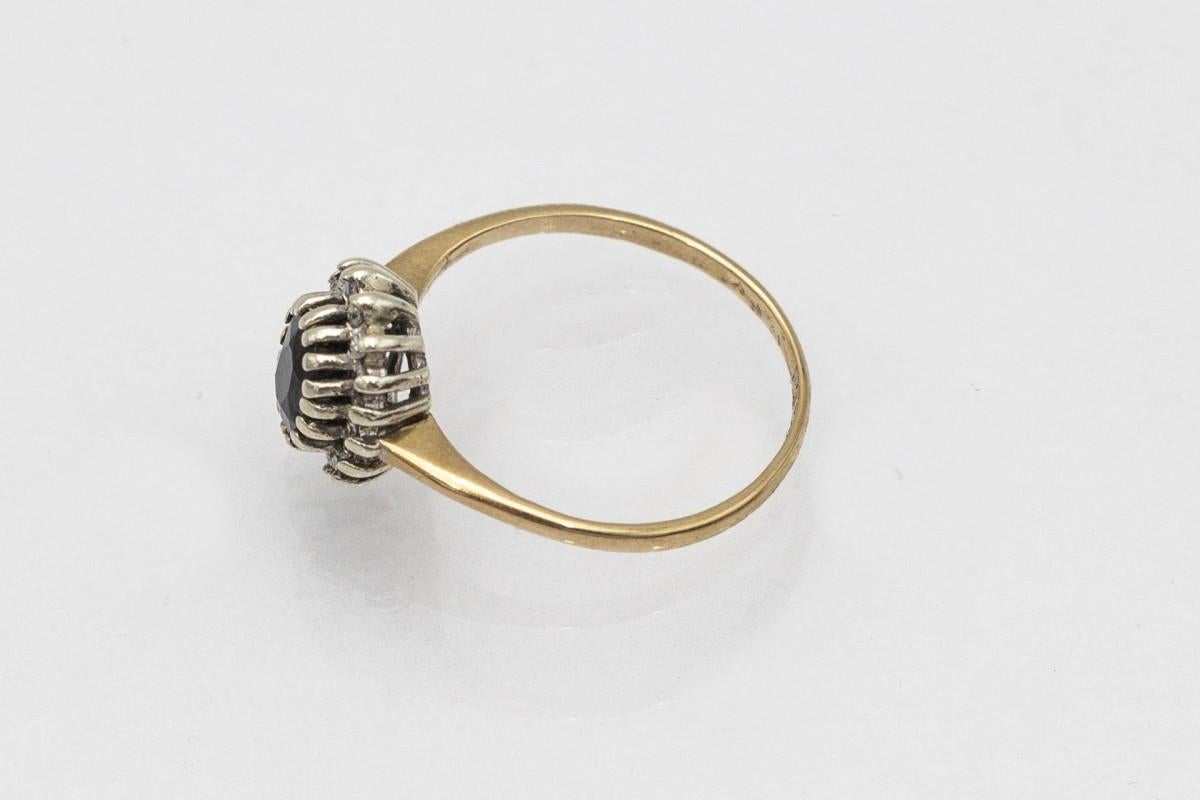 Donna Anello in oro con zaffiro e diamanti, Regno Unito, metà del XX secolo. in vendita
