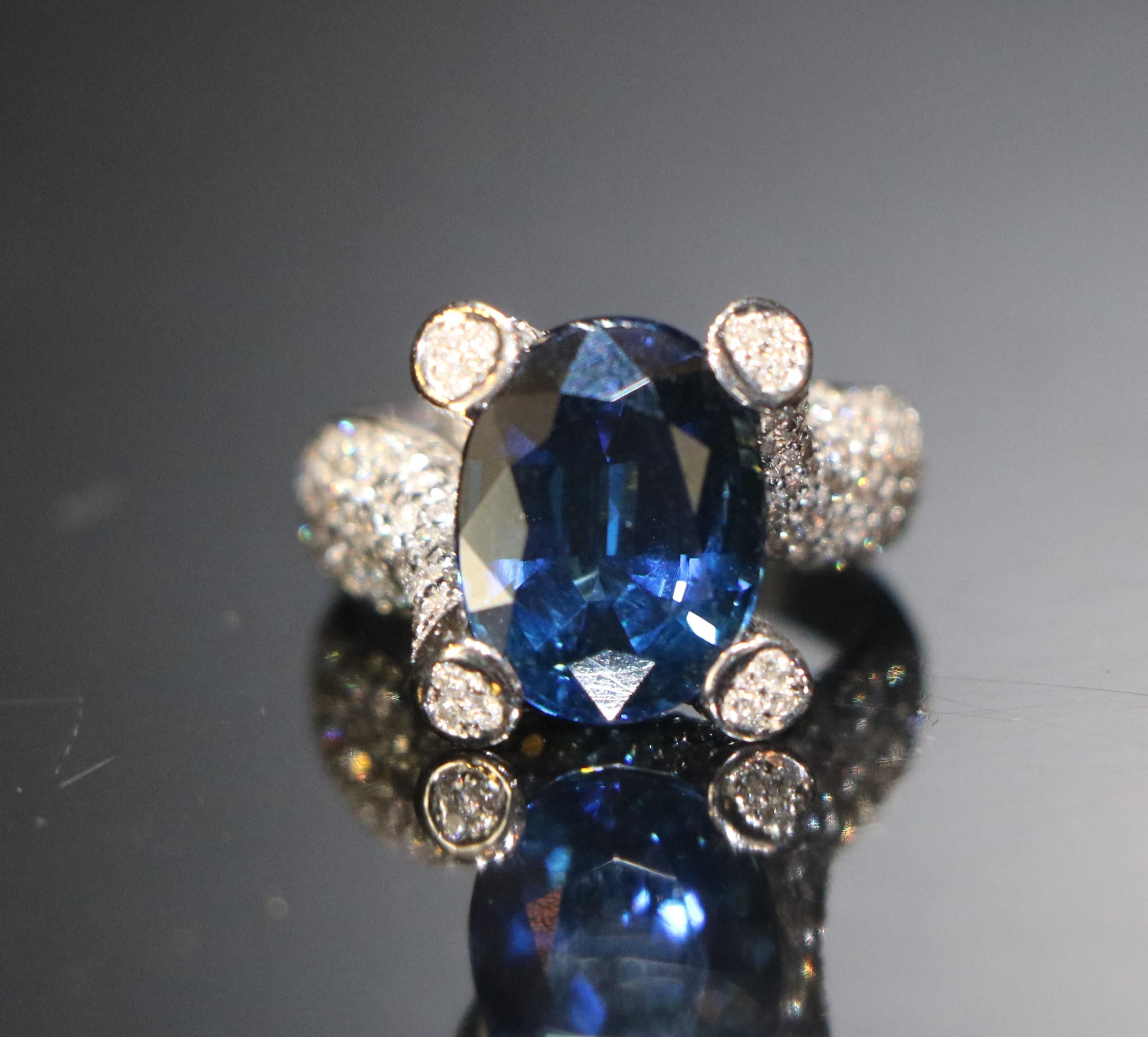 Anillo de oro incrustado de la marca italiana Paolo Piovan Gioielli

Los detalles de la joya:

Diamantes: Diamantes blancos de 1,75 quilates.

Gema central: Piedra Sapir de 7,15 quilates

Material: Oro blanco de 18 quilates

Peso: 11.28 gramos