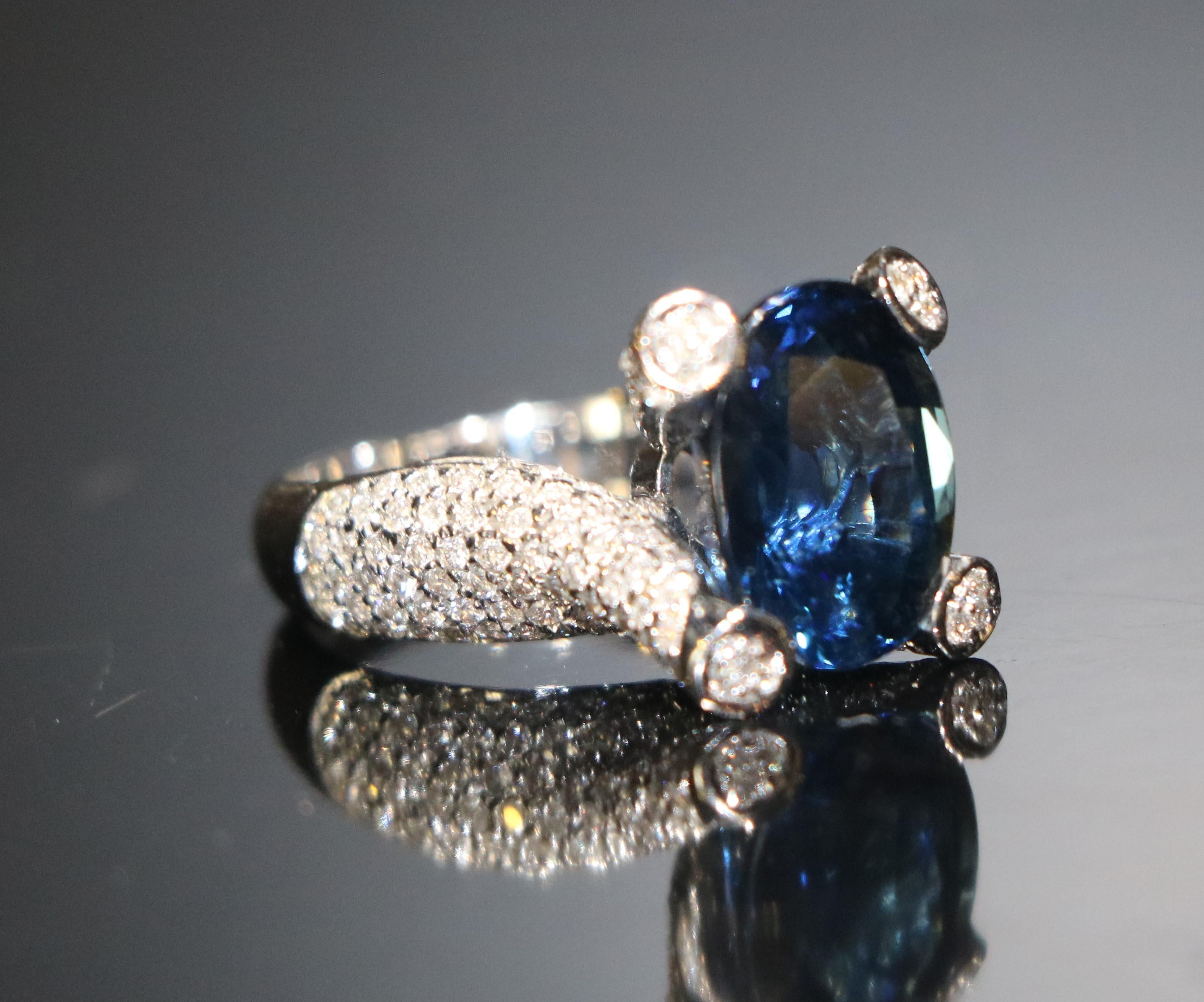 Anillo de oro con piedra de zafiro de la marca italiana Paolo Piovan Gioielli Corte oval en venta