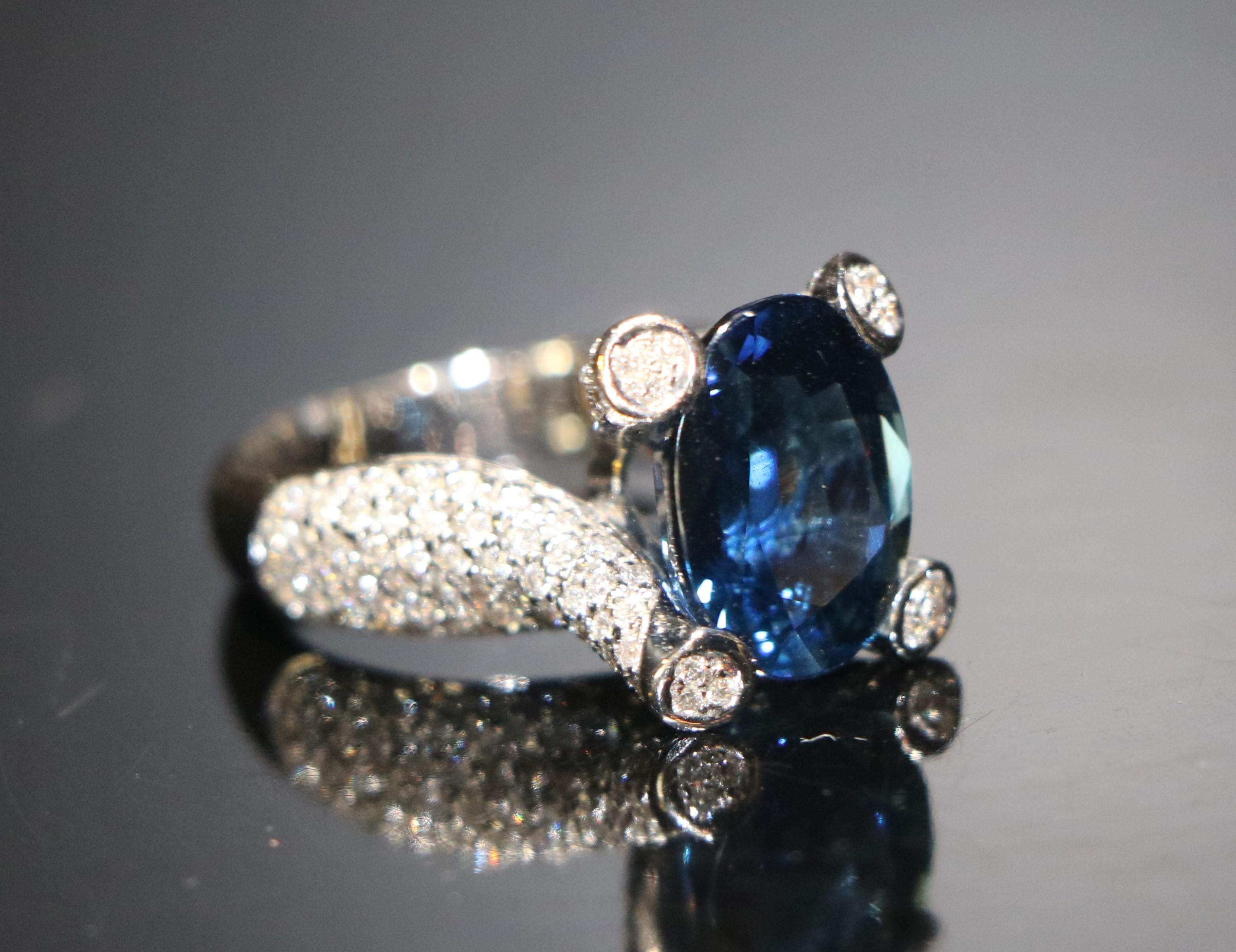 Anillo de oro con piedra de zafiro de la marca italiana Paolo Piovan Gioielli en Nuevo estado para la venta en Tel Aviv - Jaffa, IL