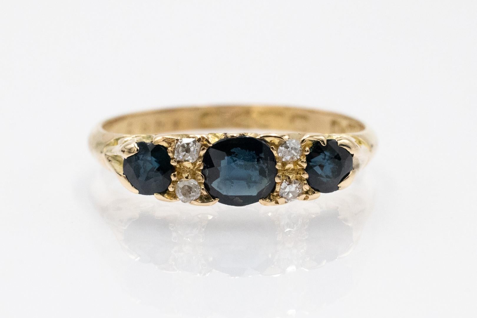 Anello senza tempo in oro con zaffiri e diamanti, Gran Bretagna, anni '30

Realizzato in oro giallo 18 carati (finezza 0,750)

Incastonati tre zaffiri con un peso totale di circa 1,00 carati e diamanti in taglio vecchio con un peso totale di circa
