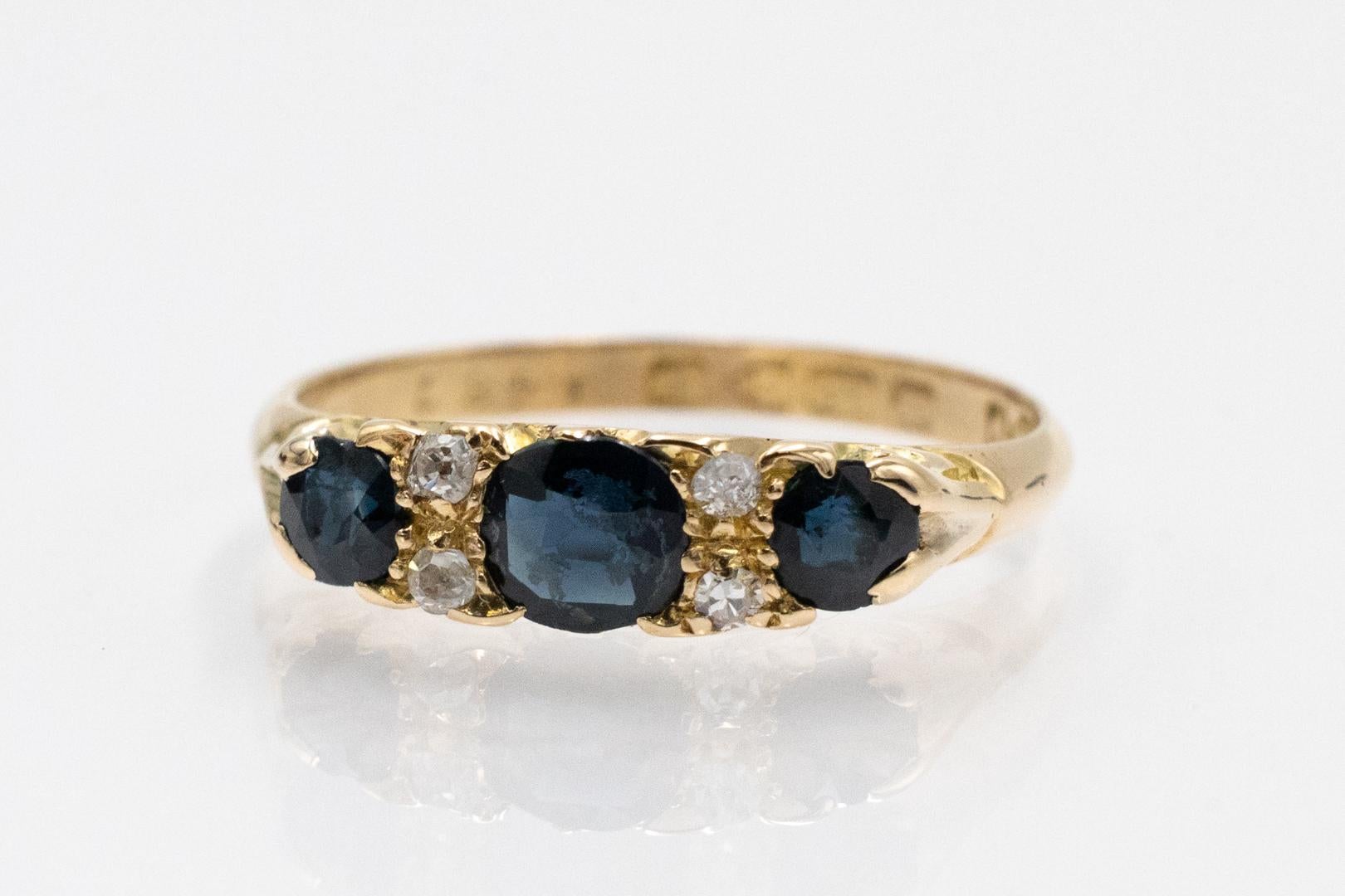 Taglio ovale Anello in oro con zaffiri e diamanti, Gran Bretagna, 1931. in vendita