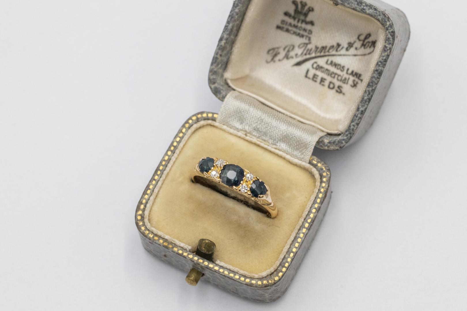 Anello in oro con zaffiri e diamanti, Gran Bretagna, 1931. in vendita 2