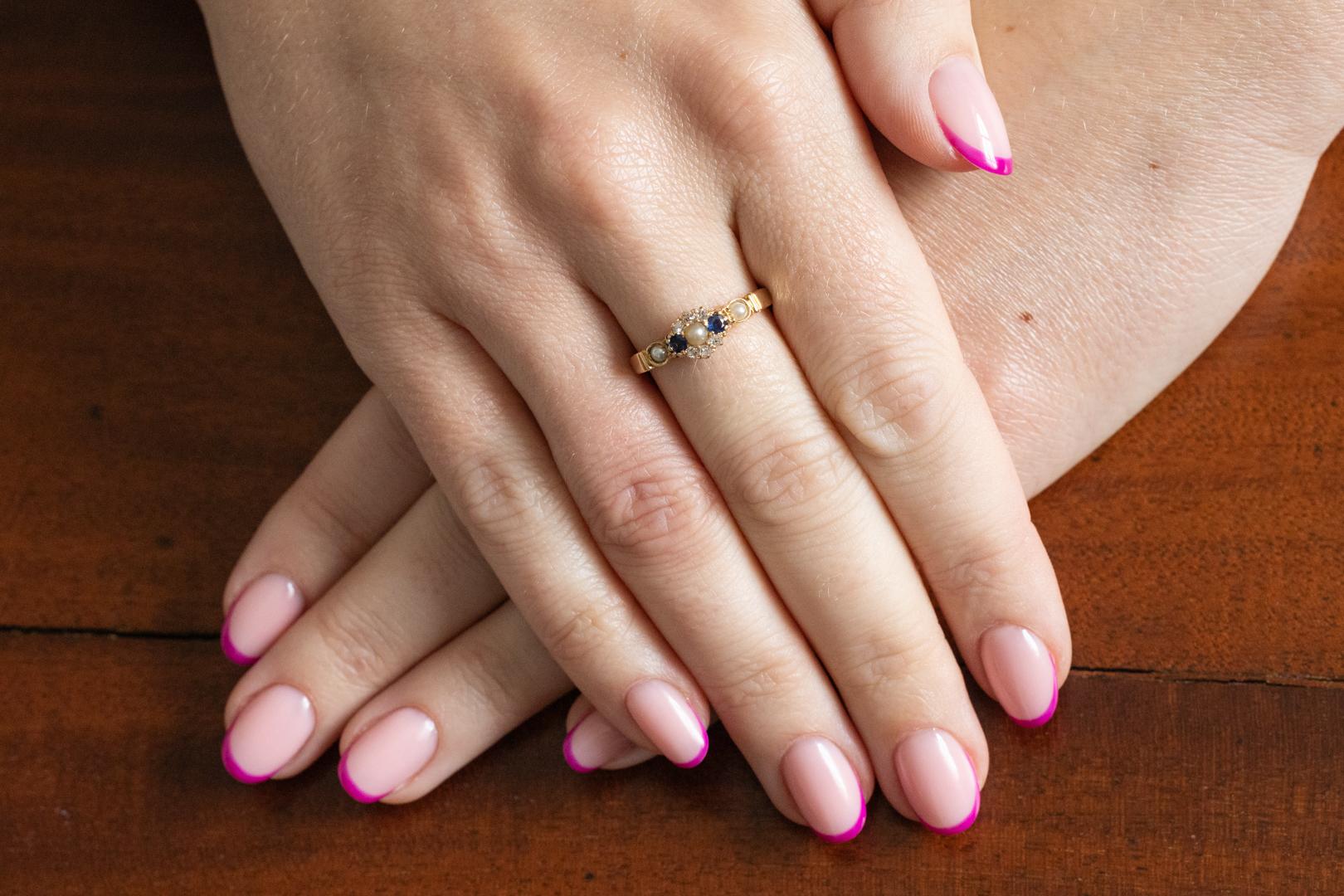 Gold ring with sapphires, pearls and diamonds, Great Britain 1930s. For Sale 4