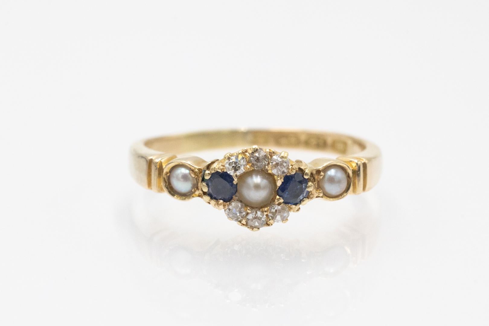 Round Cut Gold ring with sapphires, pearls and diamonds, Great Britain 1930s. For Sale
