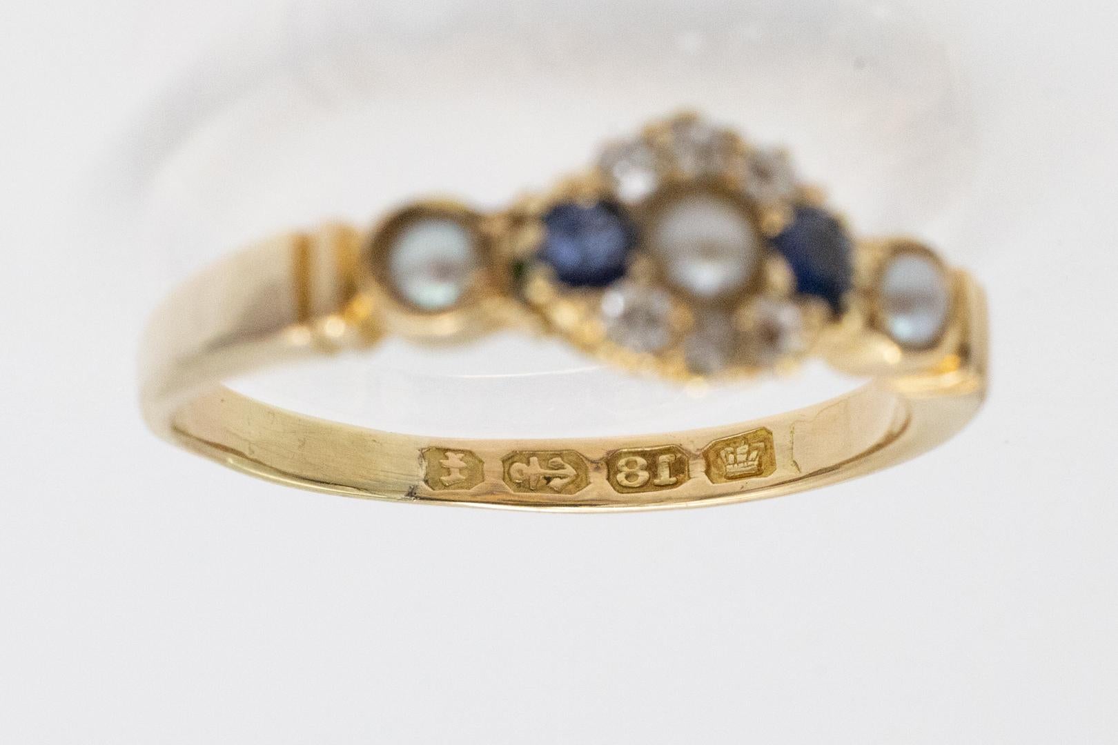Gold ring with sapphires, pearls and diamonds, Great Britain 1930s. For Sale 1