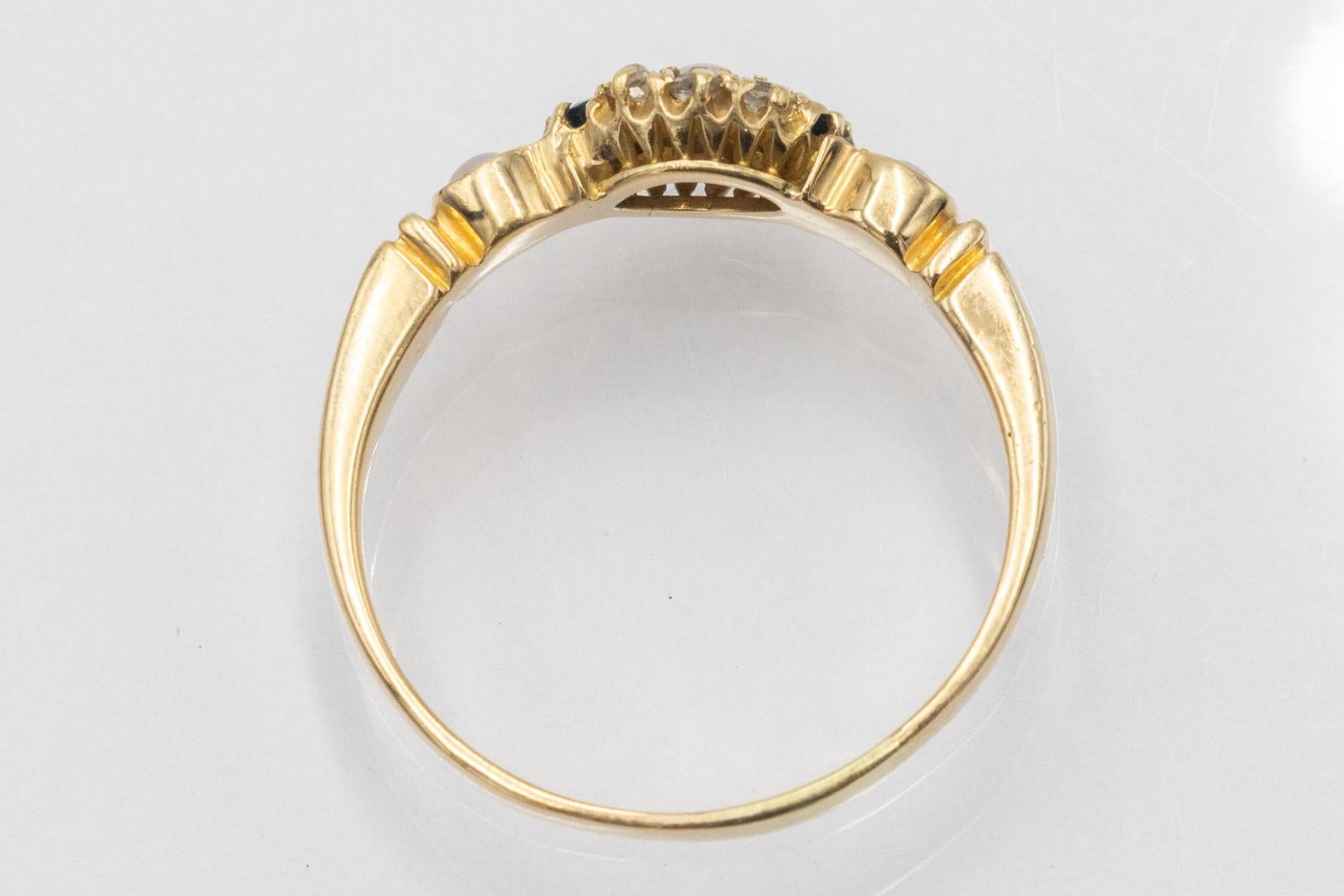 Gold ring with sapphires, pearls and diamonds, Great Britain 1930s. For Sale 3