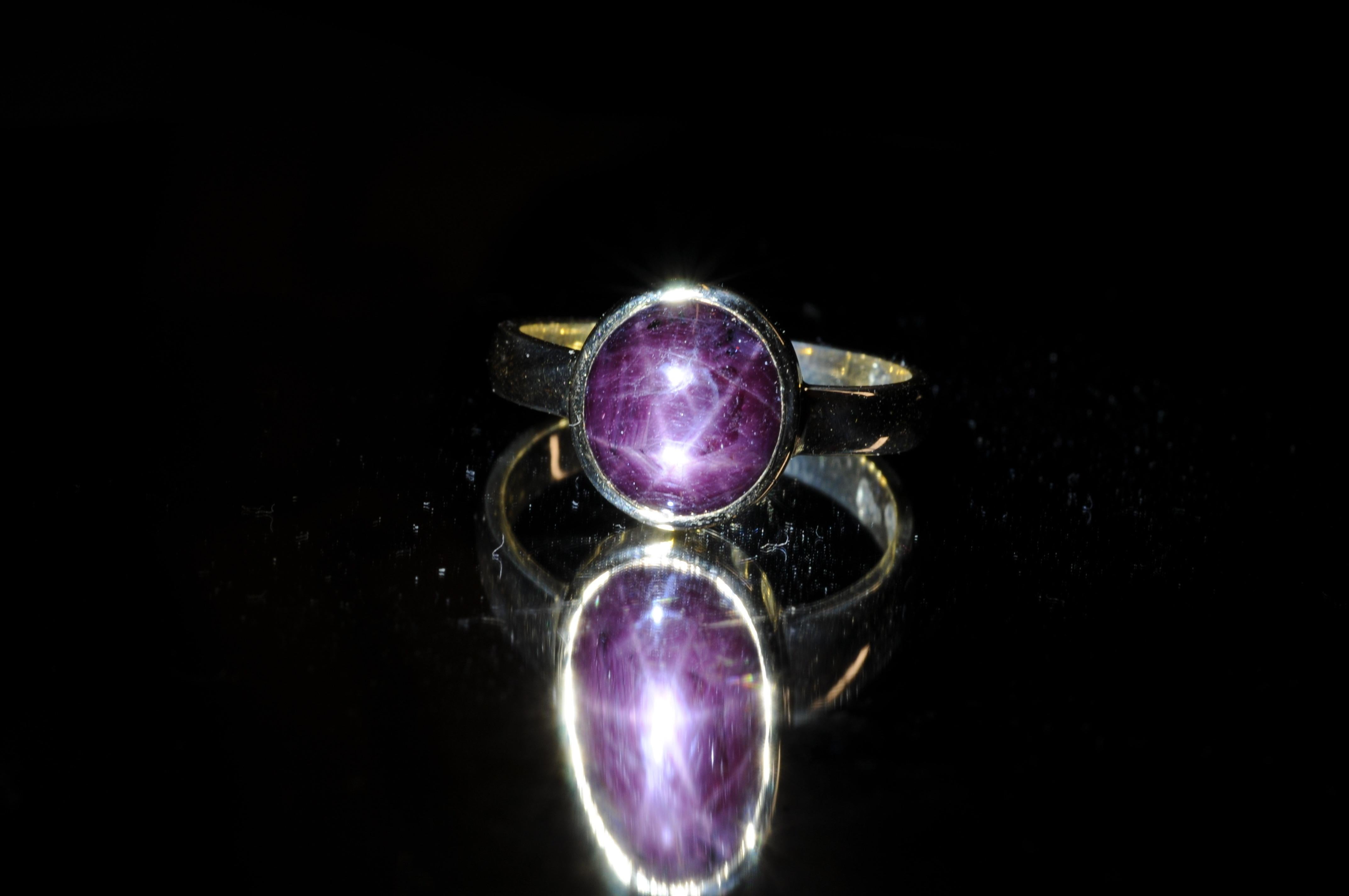 Élégante bague en or jaune 14k ornée d'un rubis étoilé naturel, non traité, provenant du Sri Lanka (Ceylan), d'environ 2,5ct. La couleur vive de la pierre et son effet étoilé distinct offrent une présence subtile et captivante. Bague taille EU 54 /